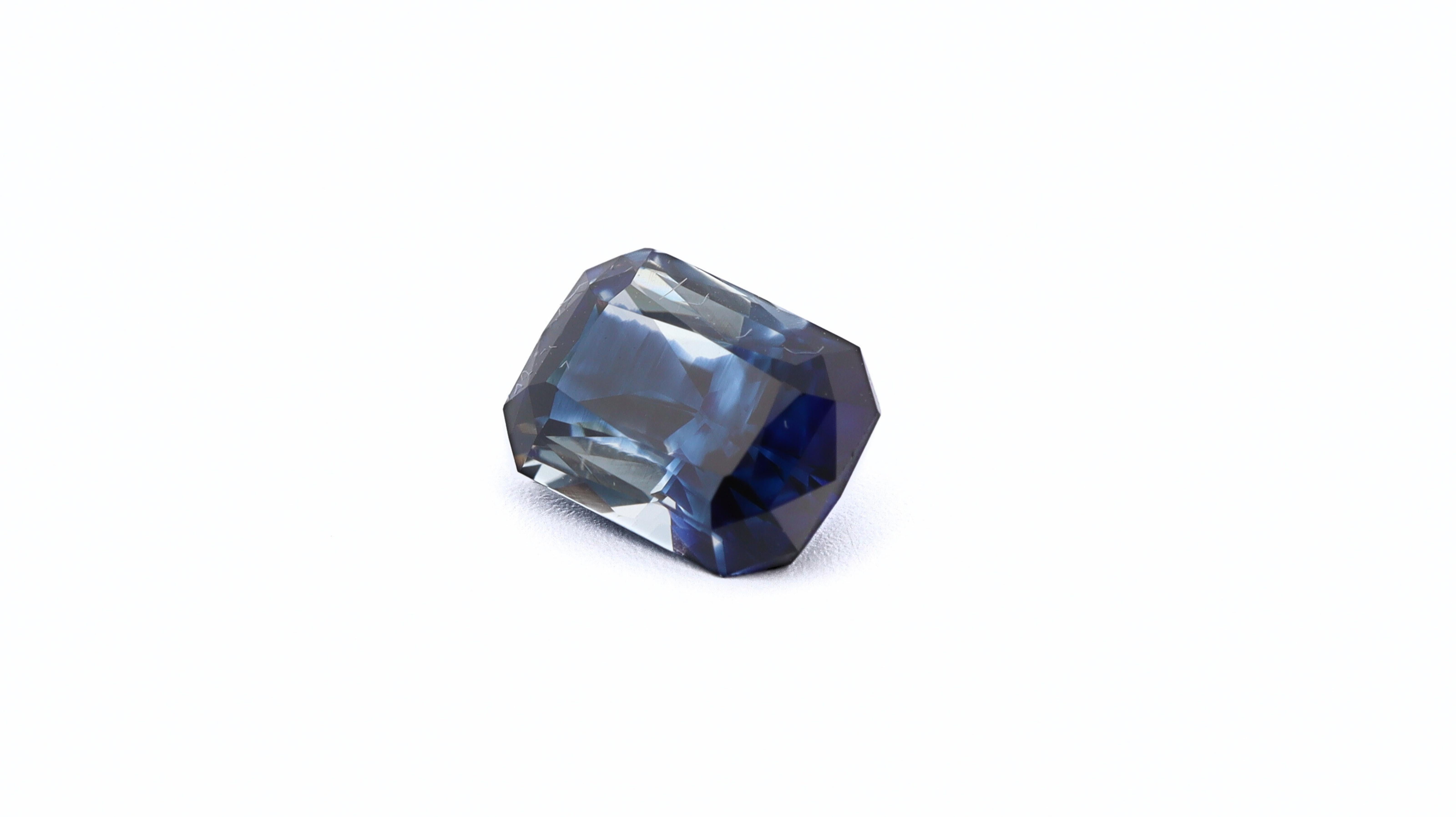 This is part of our private collection, and it is a rare collectible natural Sapphire that will be an important addition to any collector, or the main gemstone of an exclusive piece of jewelry.

It boats an unique bi-color / color zoning with blue