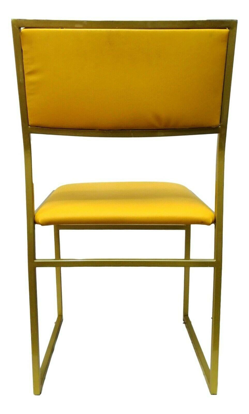 Origineller Design-Stuhl aus den 70er Jahren, mit goldfarben lackiertem Metallgestell, Sitz und Rückenlehne mit gelbem Skay oder Chintz gepolstert

Maße 78 cm in der Höhe, 42 cm in der Breite, 50 cm in der Tiefe und 45 cm in der Höhe des Sitzes