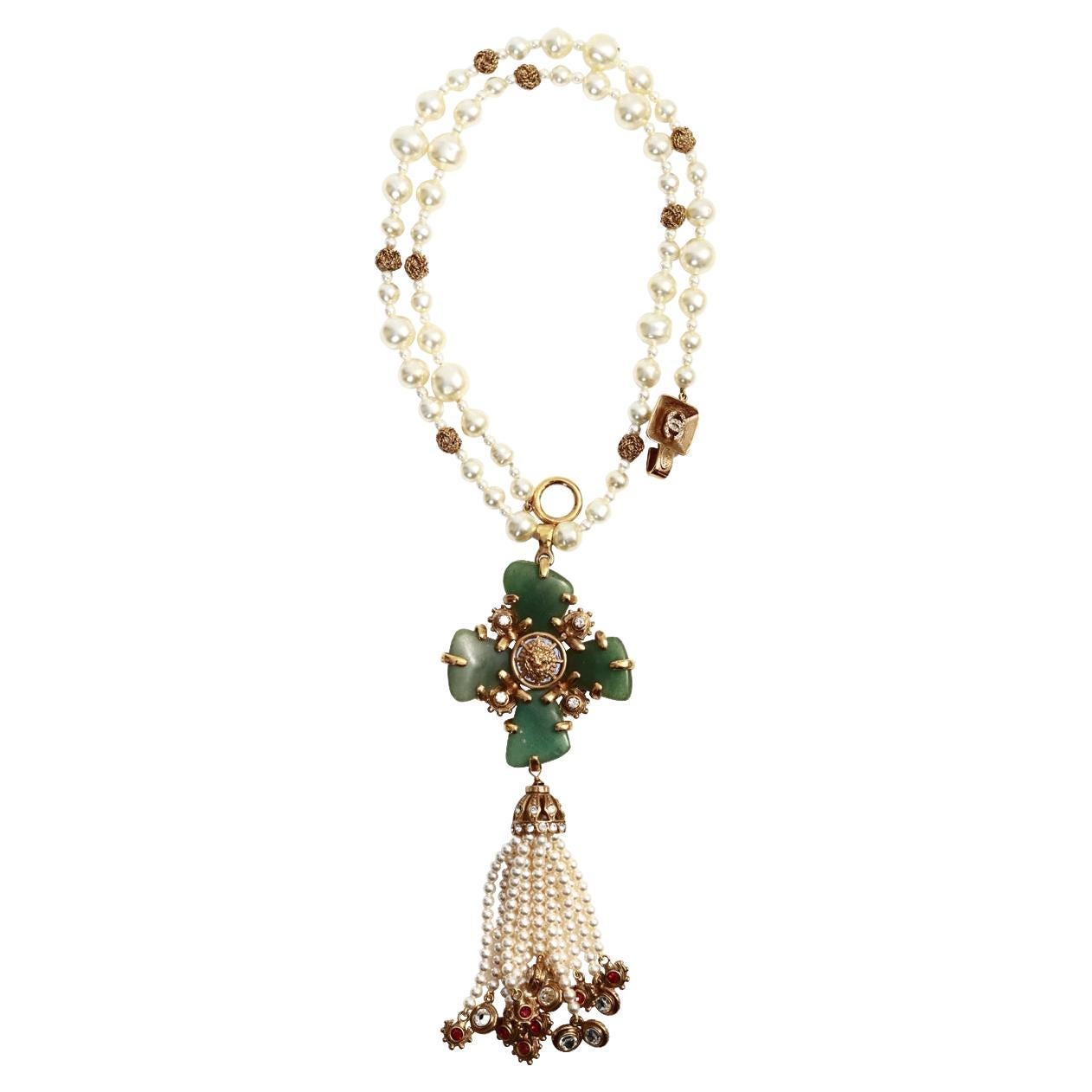 Perla Chanel Couture da collezione con croce verde e perle pendenti Circa 2005.  Uno dei pezzi Chanel più belli che abbia mai visto.  Ci sono così tanti elementi nella collana. In cima alla croce verde c'è un leone con uno sfondo a specchio.  Poi si
