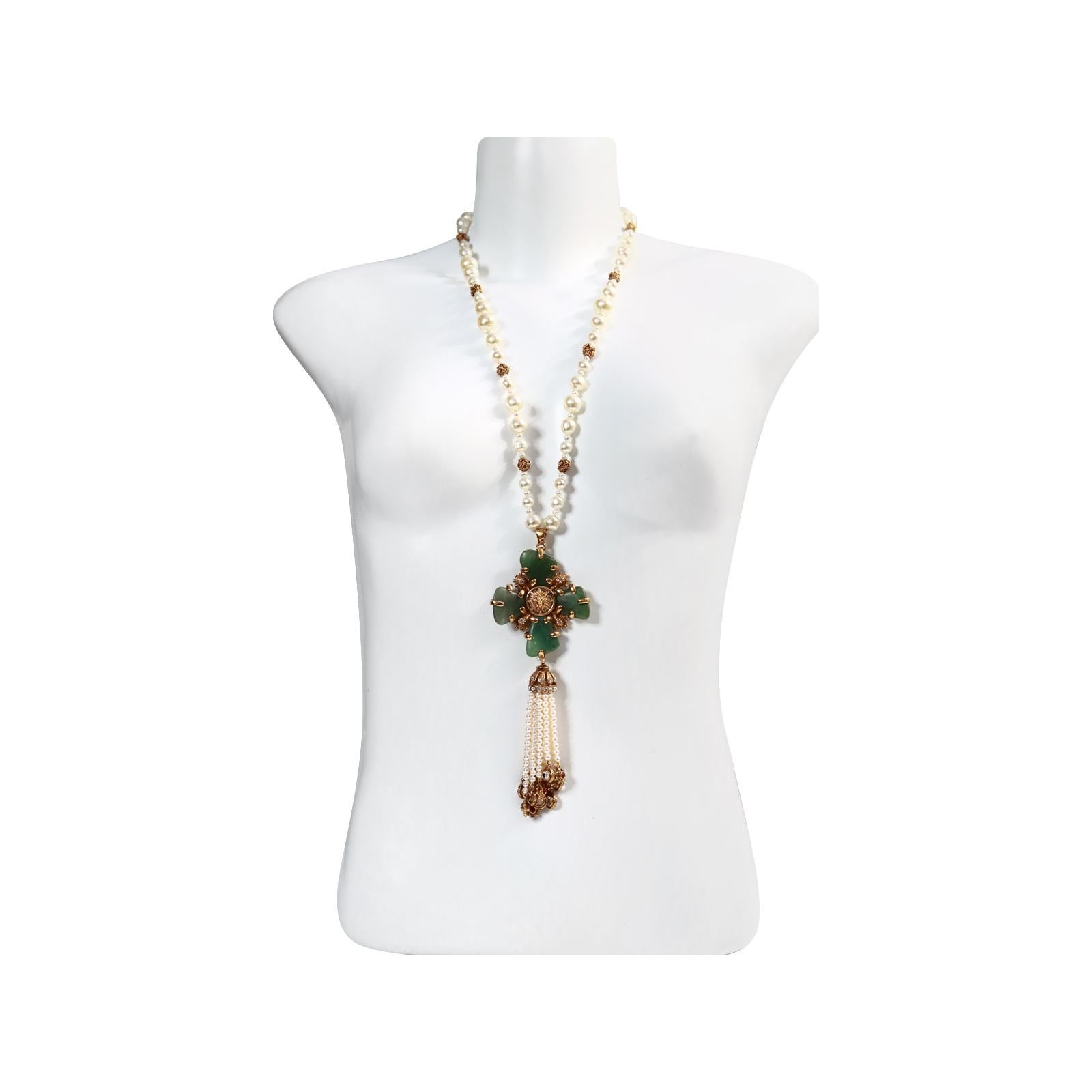 Coleccionable Chanel Couture Perla con Cruz Verde y Perlas Colgantes Circa 2005 Artista en venta