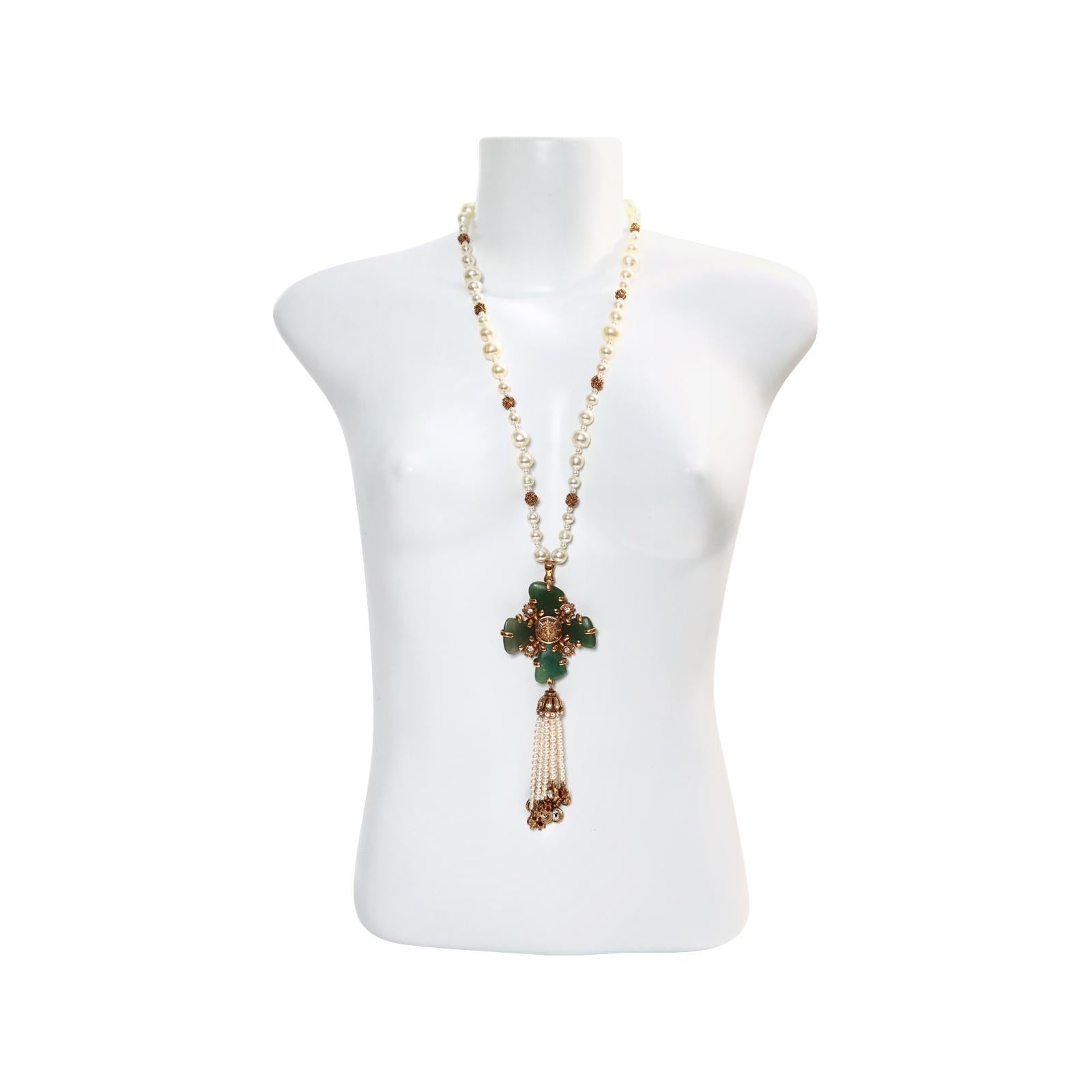 Coleccionable Chanel Couture Perla con Cruz Verde y Perlas Colgantes Circa 2005 en Bueno estado para la venta en New York, NY