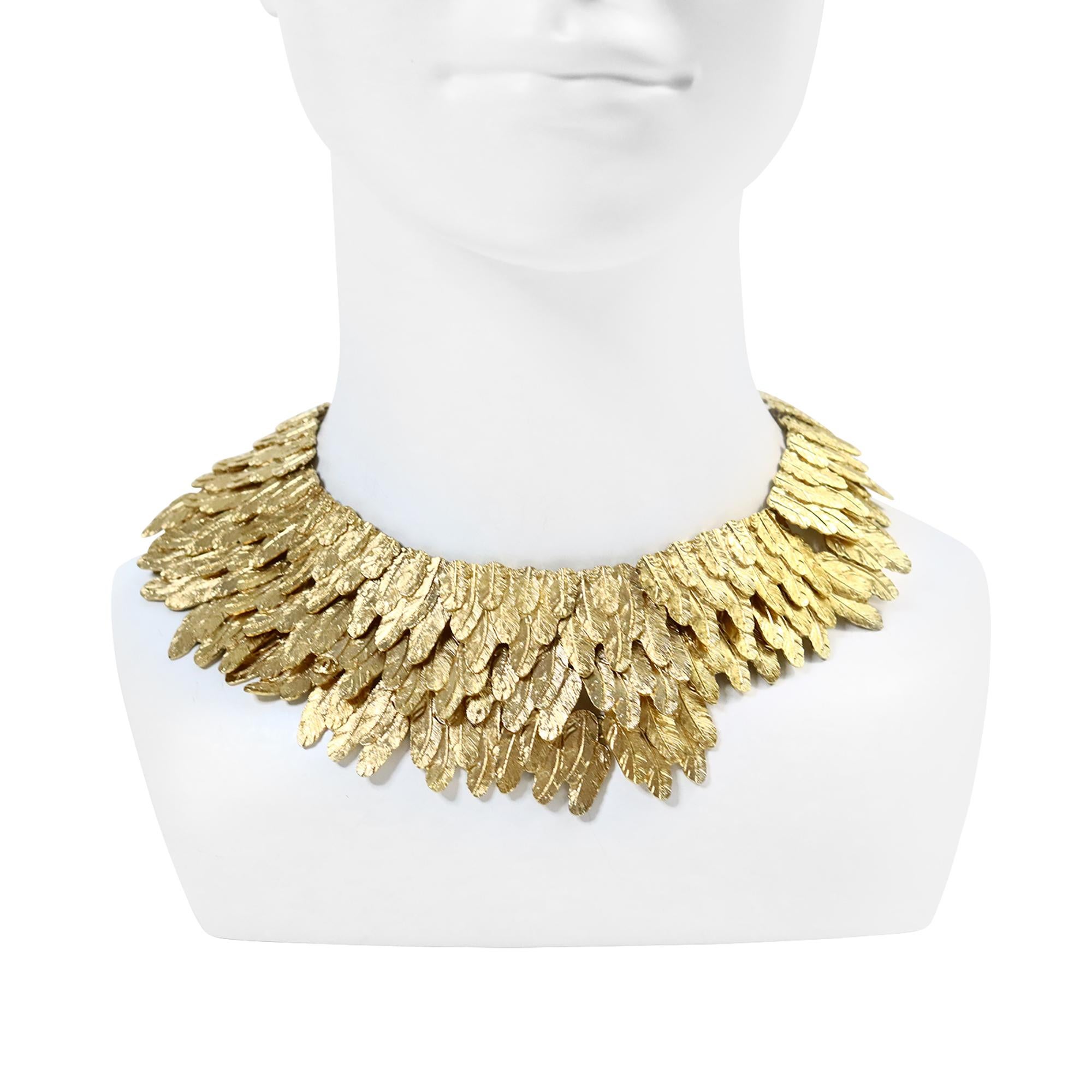 Collar Gargantilla Chanel de Oro Coleccionable con Trozos de Trigo que componen el Collar.  Es  Fabricado a propósito de forma desigual, con un lado más largo que el otro.  Mide 14-16