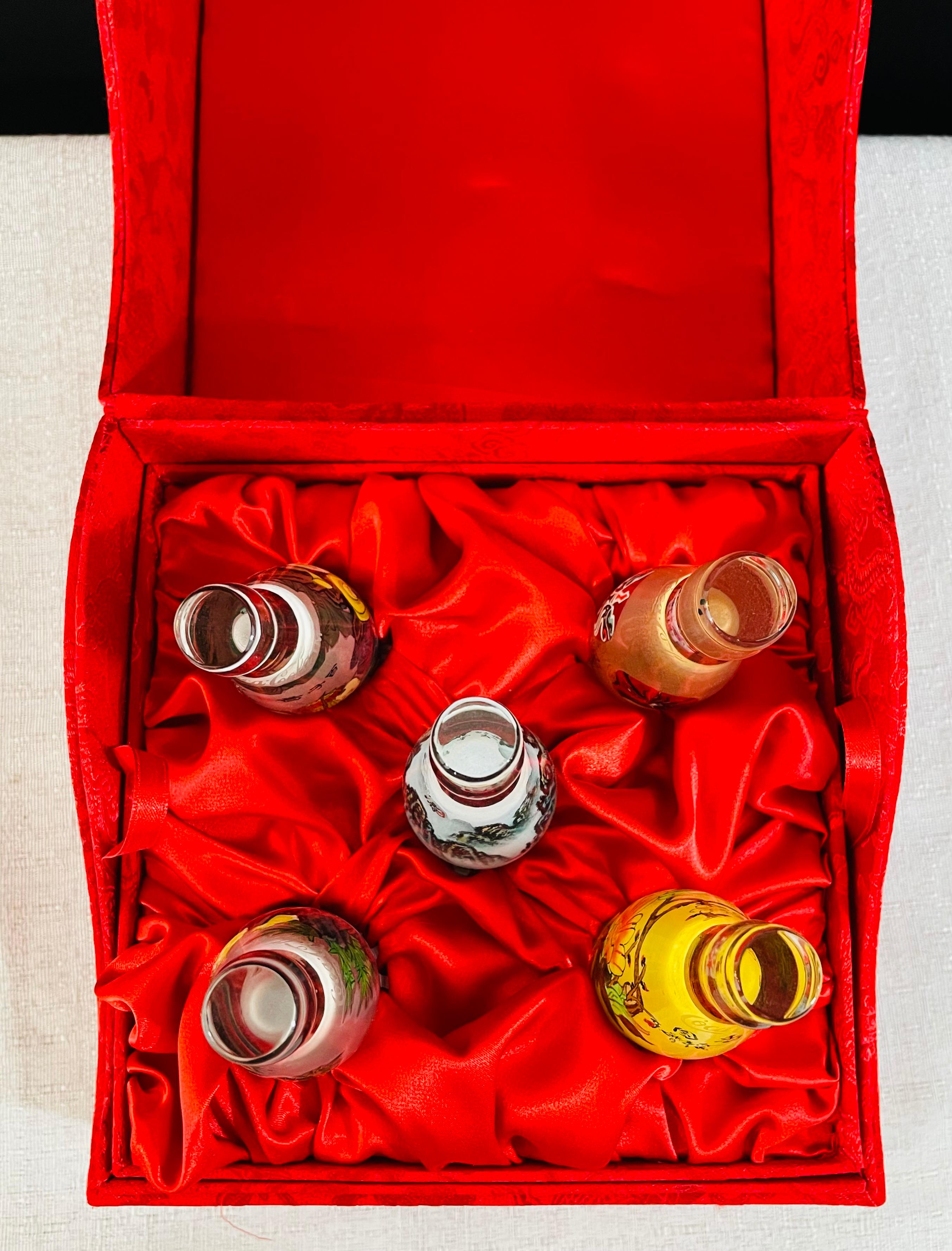 Bouteilles chinoises asiatiques Coca-Cola édition spéciale de collection, lot de 5 Bon état - En vente à Plainview, NY