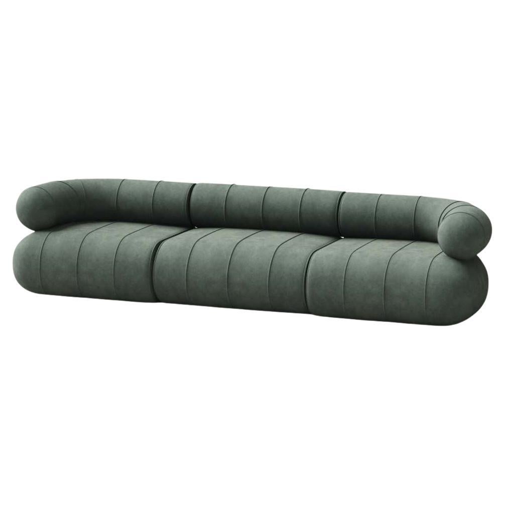 La collezione Slinky è un pezzo forte che ridefinisce l'essenza della vita moderna. Bibibi si ispira a una silhouette architettonica e a linee fluide e scultoree, fondendo il minimalismo di lusso con una giocosa raffinatezza.

A prima vista, la sua
