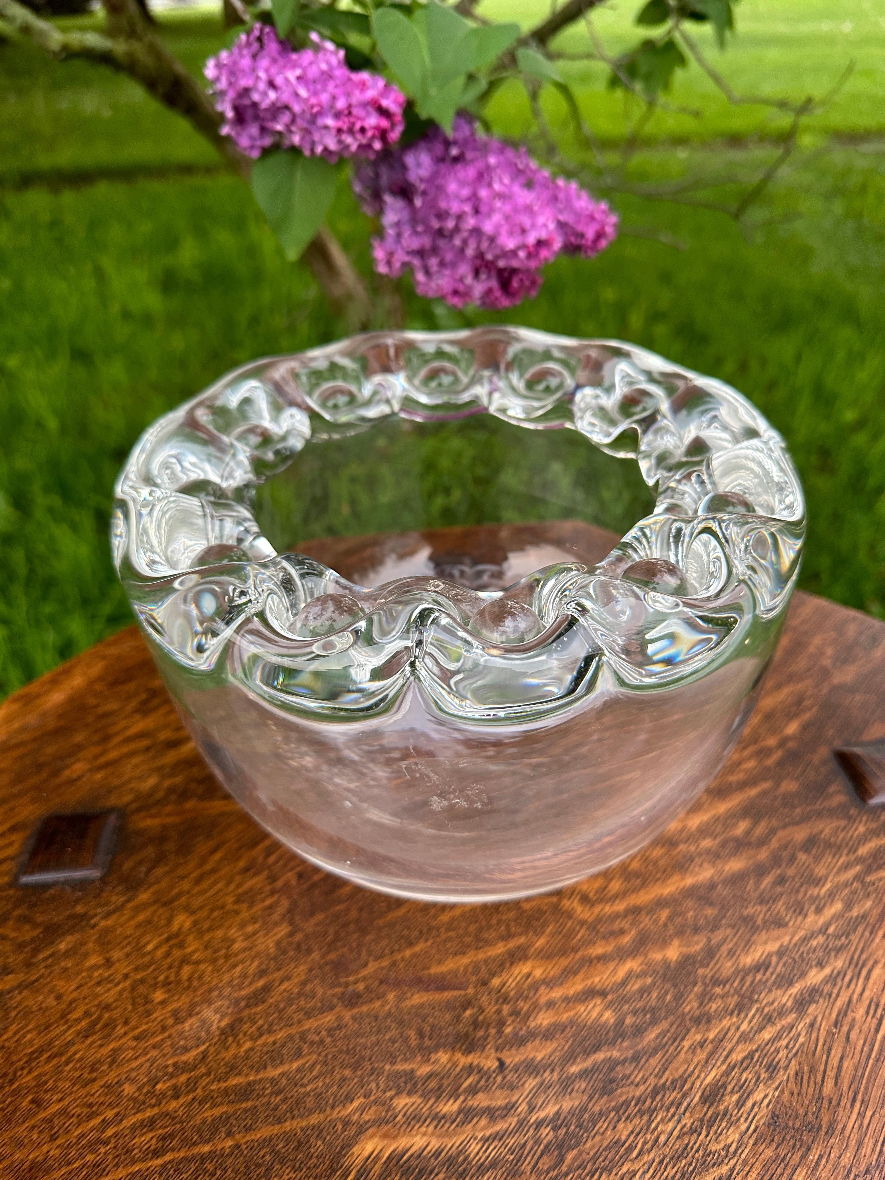 Se trata de un cuenco de cristal decorativo de colección fabricado por Corning. Está en perfecto estado.