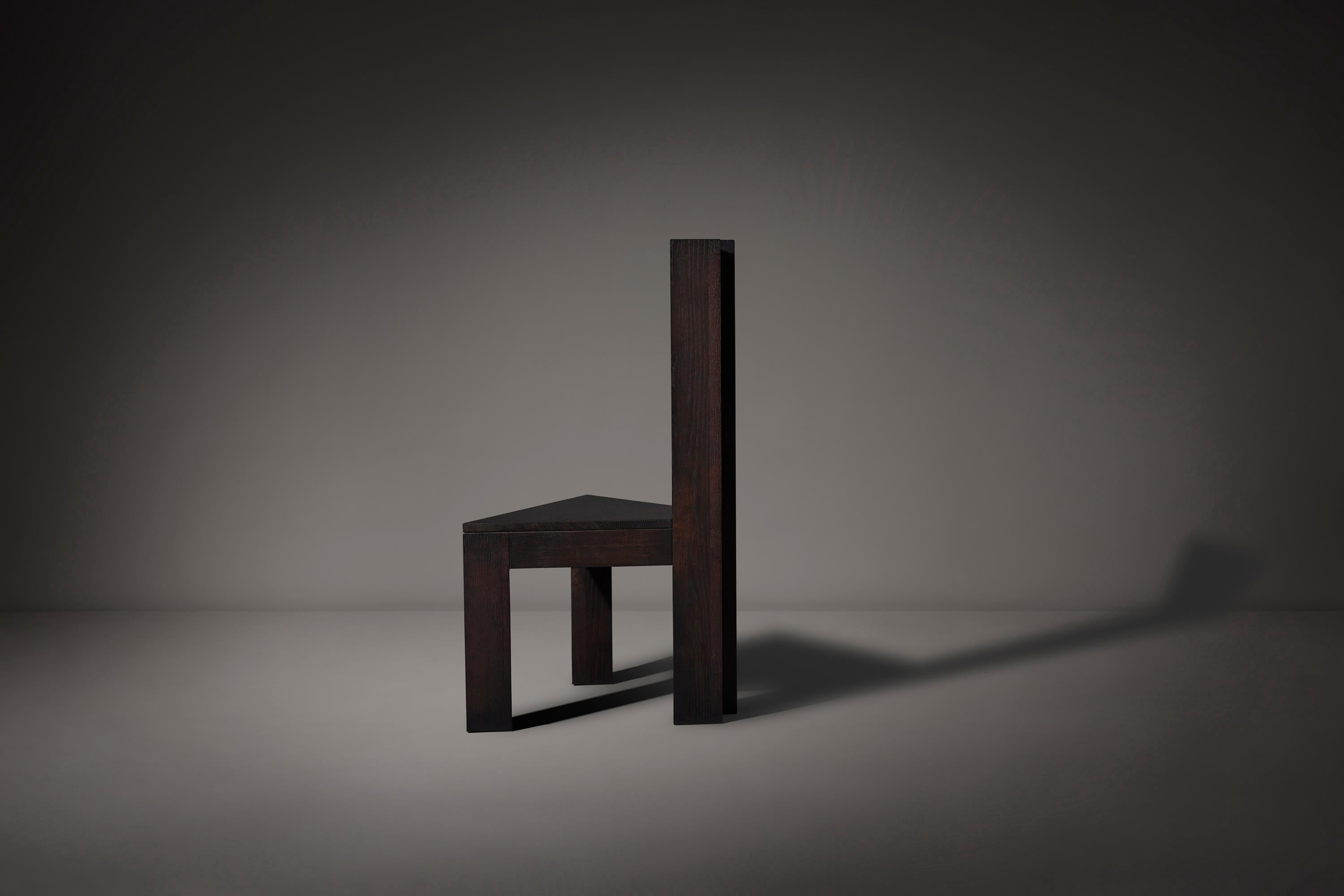 Brutalistischer Stuhl aus brauner Eiche - Trigon von Mokko (Niederländisch) im Angebot