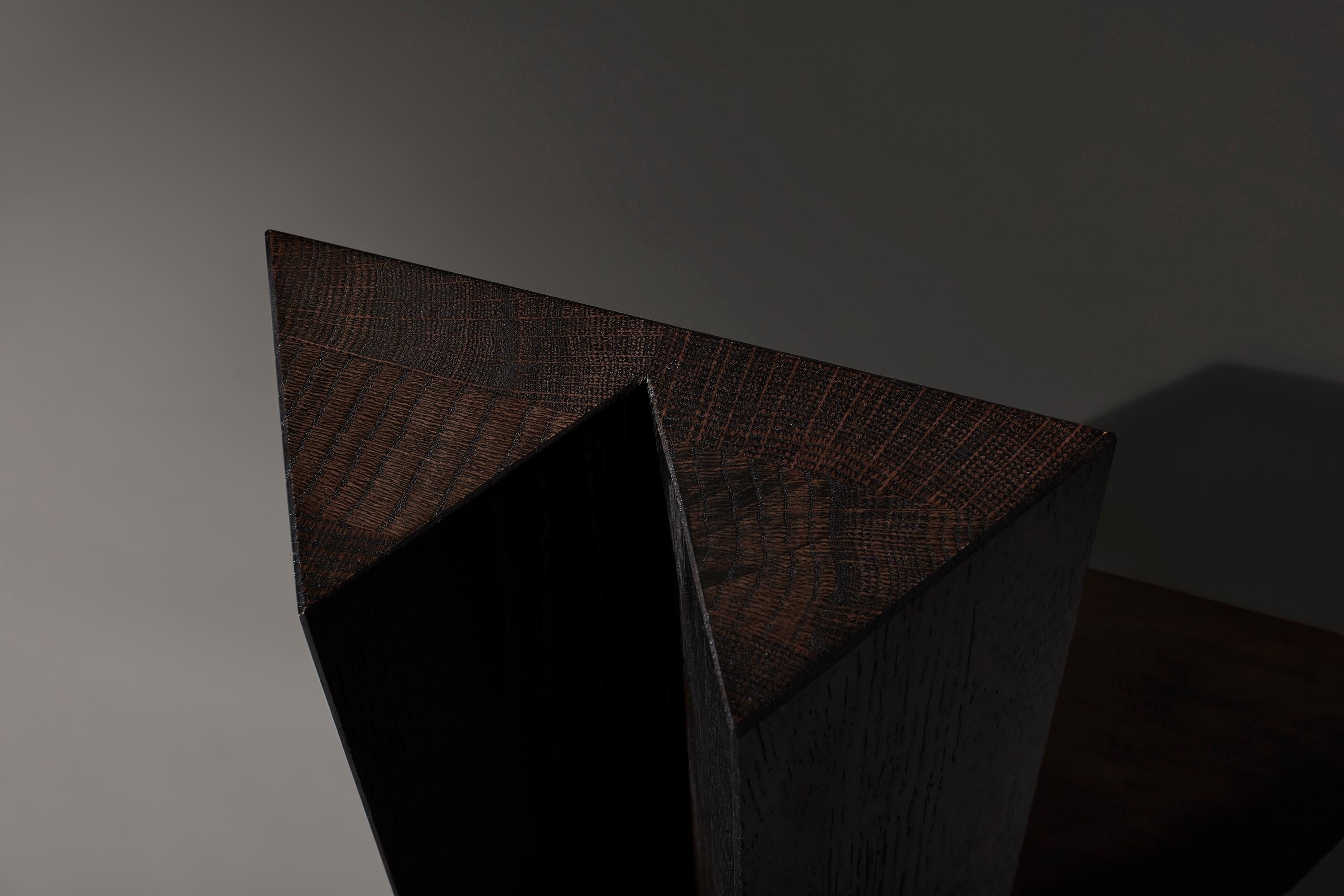 Fatto a mano Sedia brutalista da collezione in Oak Oak marrone scuro - Trigon di Mokko in vendita
