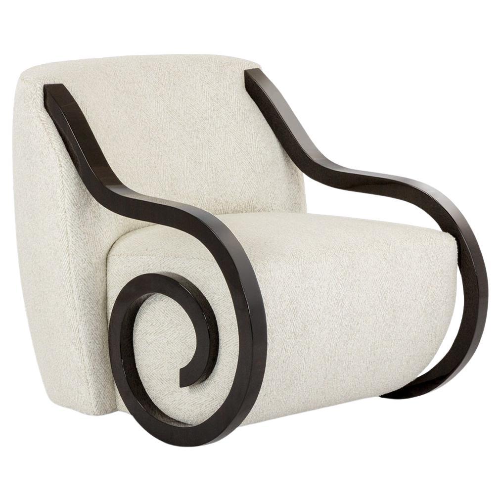 Mid-Century moderno Sedia da salotto Art Deco Revival di design da collezione con braccioli scultorei laccati in vendita
