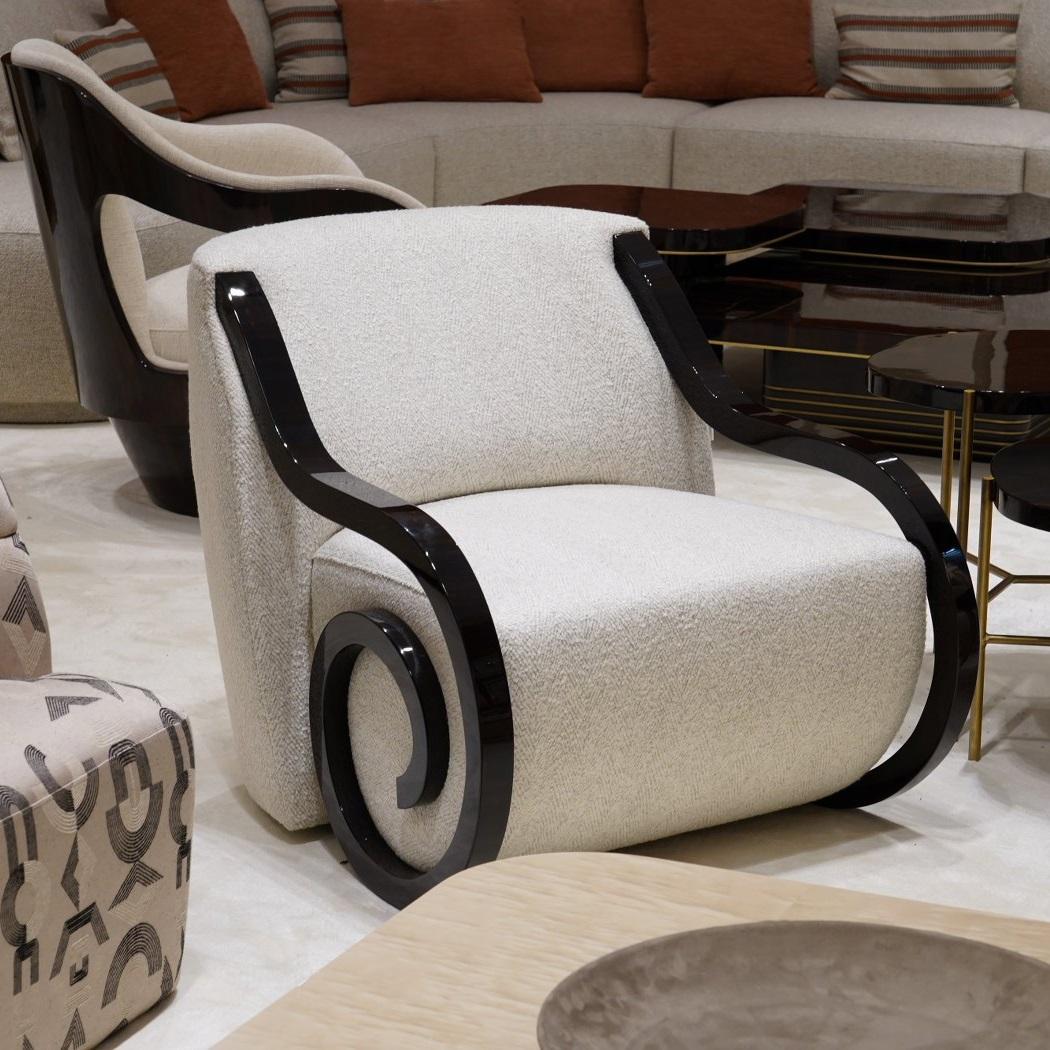 Portoghese Sedia da salotto Art Deco Revival di design da collezione con braccioli scultorei laccati in vendita