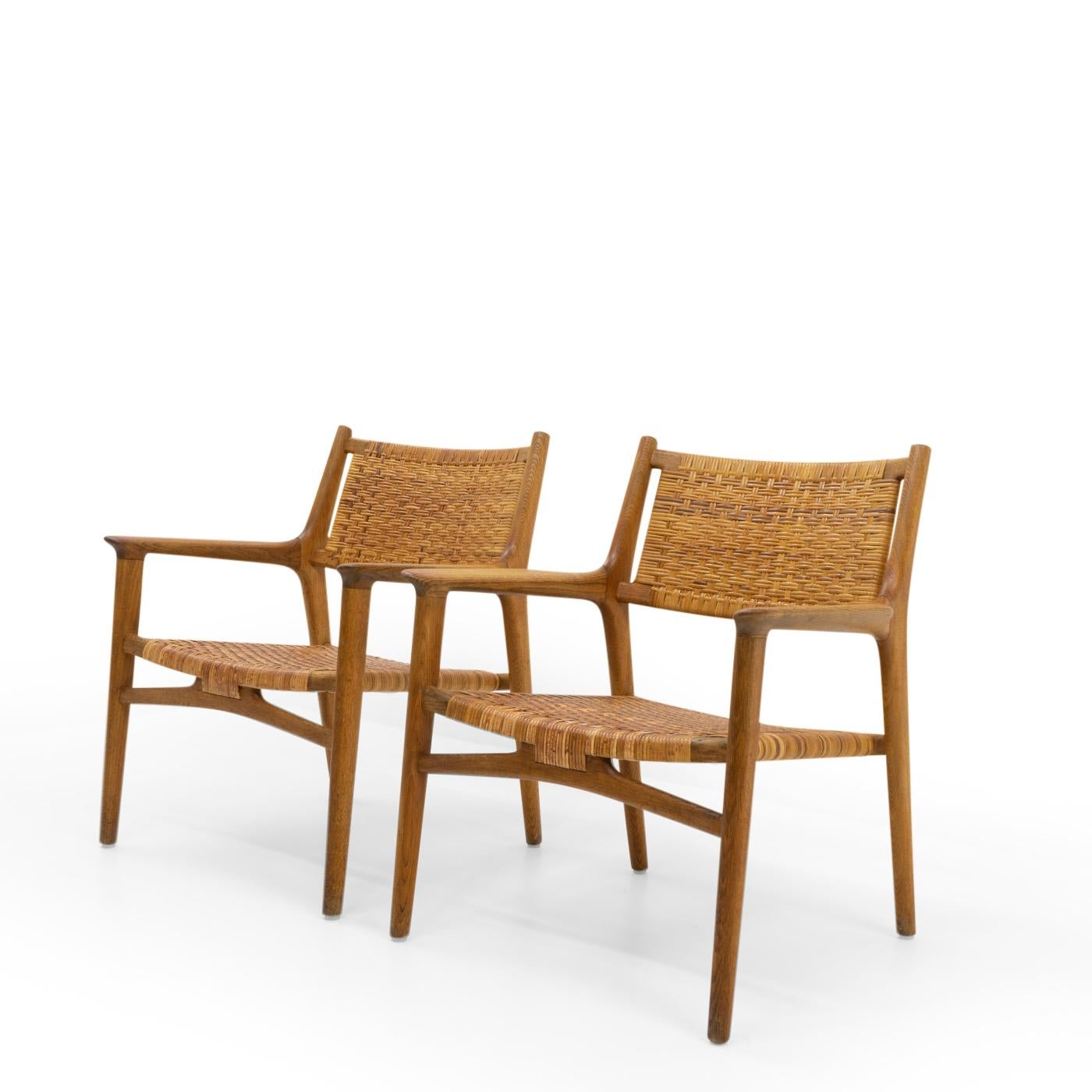 An original pair of very rare JH516 lounge chairs by Hans Wegner, produced by Johannes Hansen during the 1950s. 

A rare opportunity to purchase an investment piece that rarely becomes available on the market.


 
Materials: Oak, cane 

Origination: