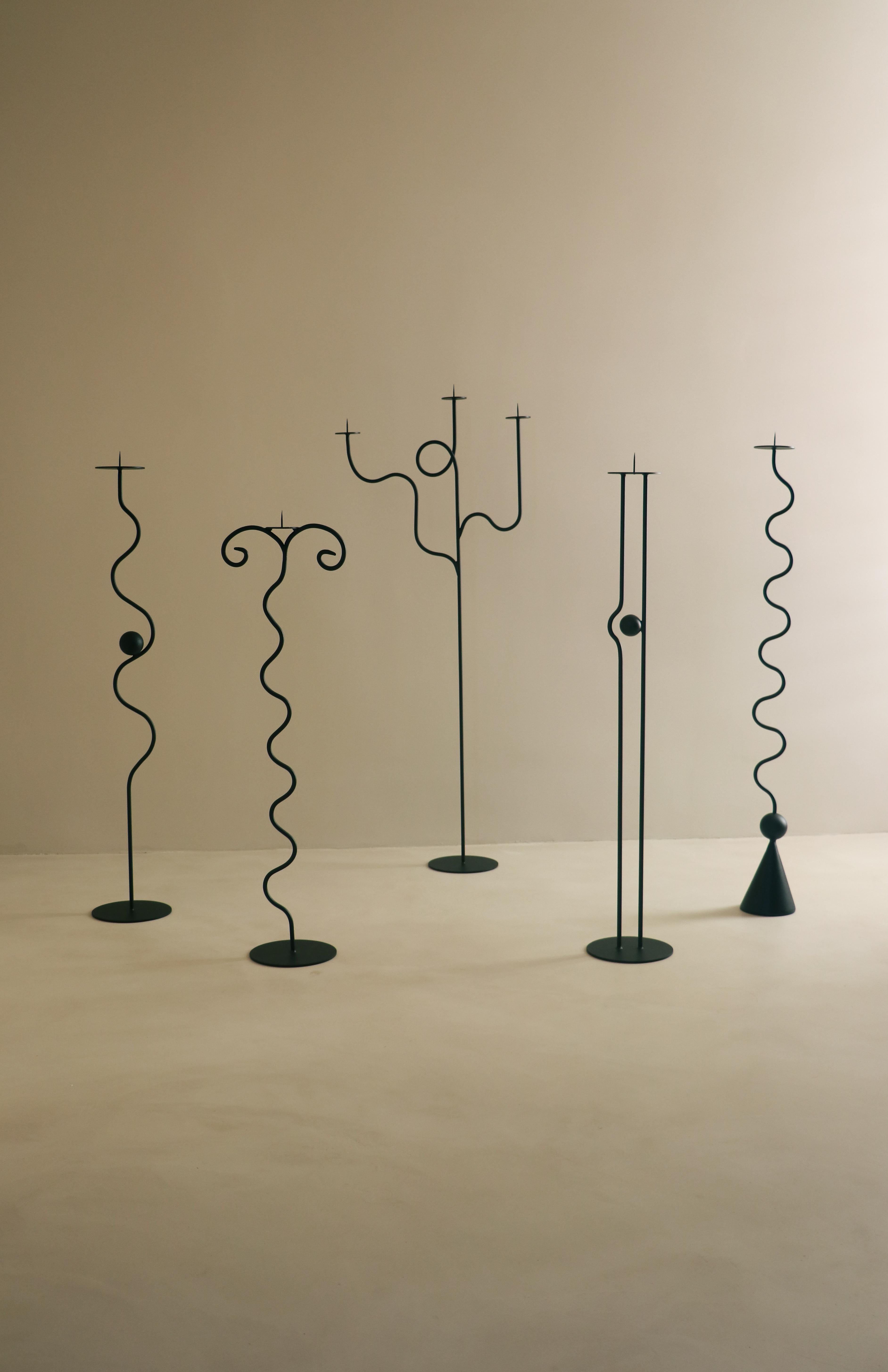 Cette collection est une série de bougeoirs en fer uniques et entièrement faits à la main. S'inspirant des ferronneries du Moyen Âge que l'on trouve dans les églises, cette collection associe l'essence historique à une touche contemporaine. 

Les