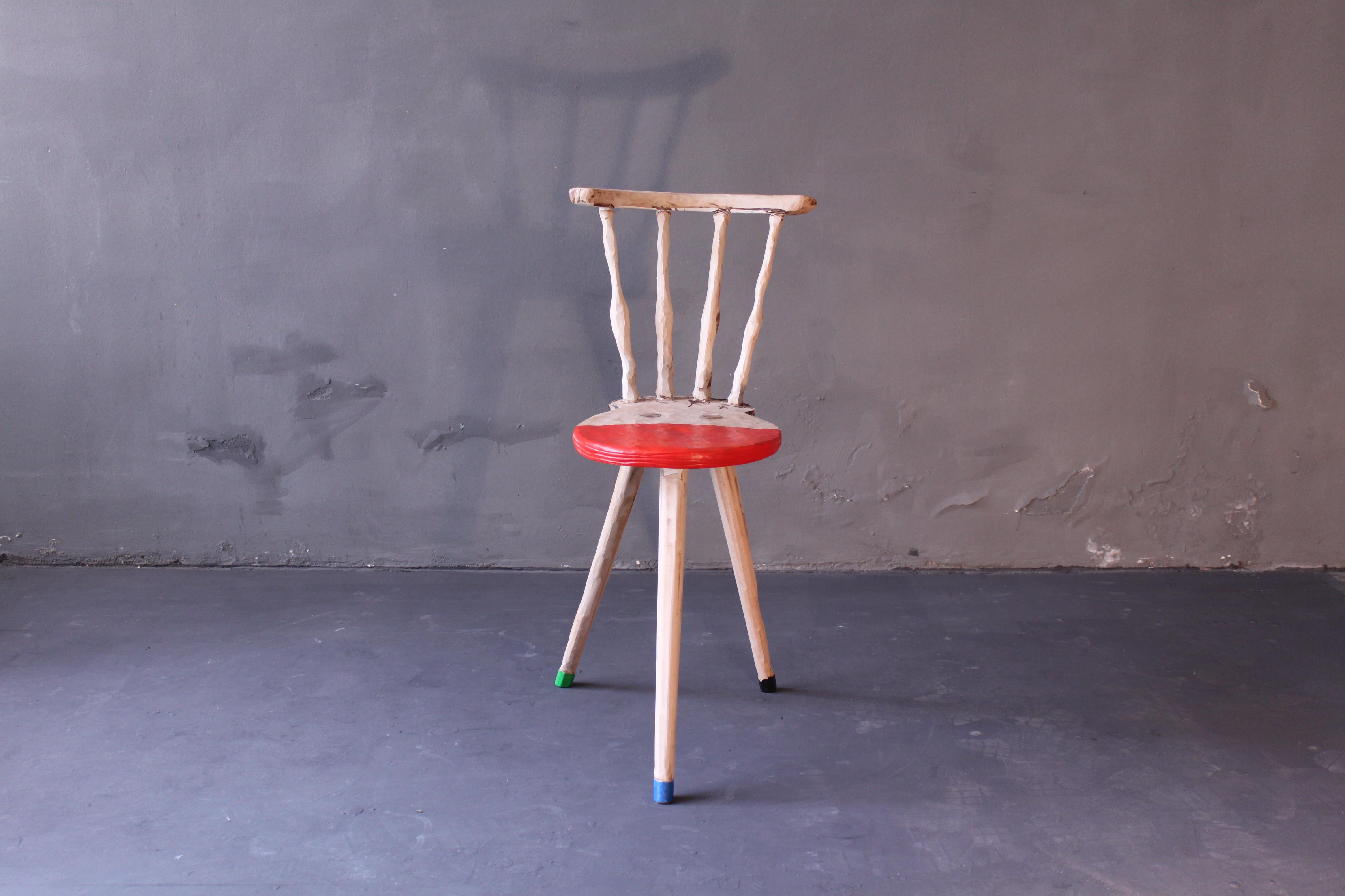 Einfacher Bauernstuhl, zugeschnitten, im Ausland, bemalt. Ein gutes Beispiel für Staabs Werk der funktionalen Kunst.
Durch meine Arbeit verwandle ich jeden Stuhl in ein einzigartiges und individuelles Objekt. Stühle, die einst in Massenproduktion