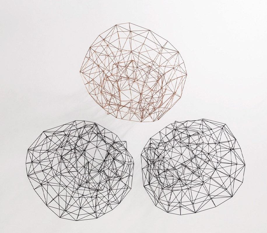 Ce fauteuil est une fusion fascinante d'inspiration organique et d'innovation technologique. Construit à partir de barres d'acier rondes incroyablement fines, il présente un cadre géométrique méticuleusement agencé qui semble à la fois complexe et