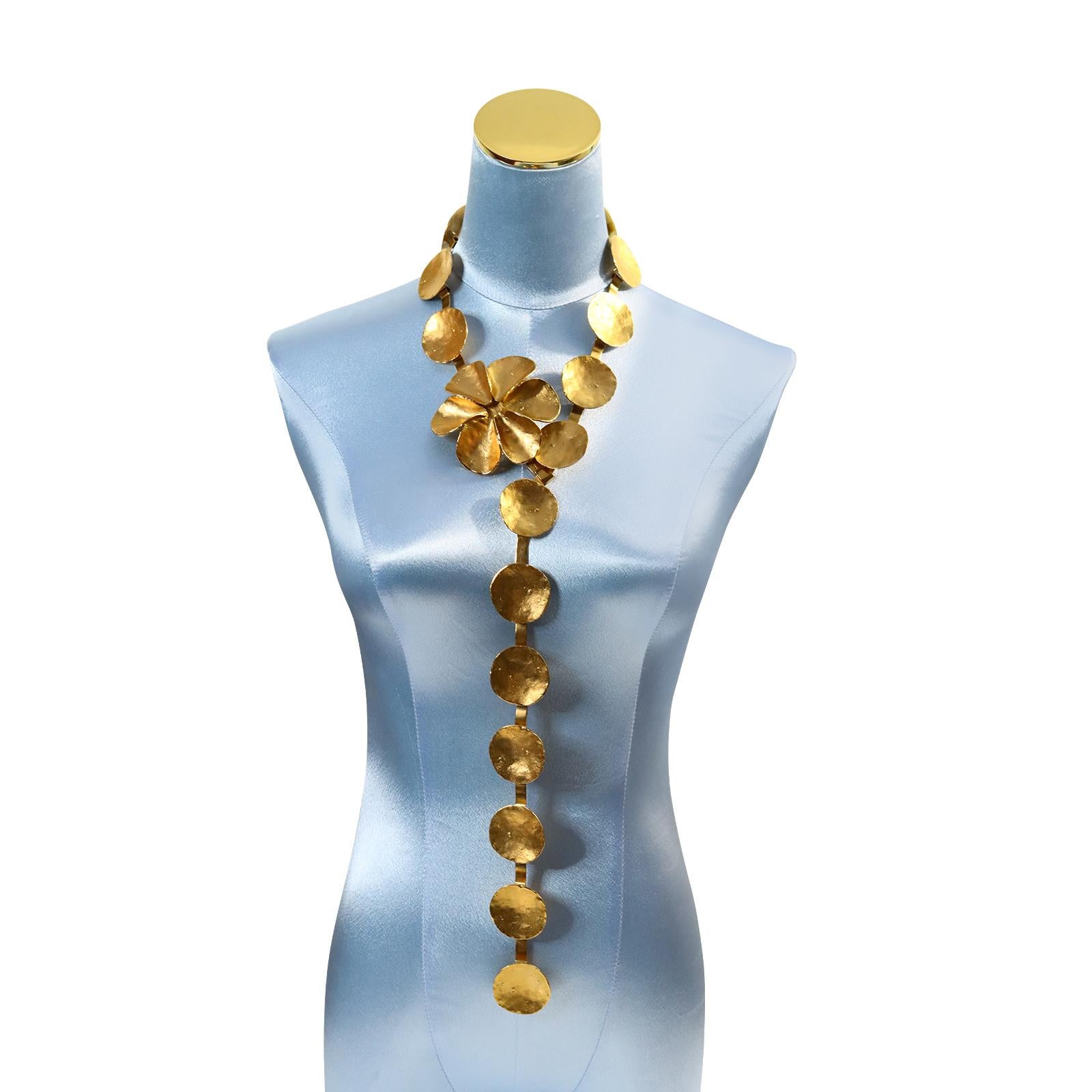  Sammlerstück Dior Vergoldete Blume und Scheiben Halskette oder Gürtel Circa 2000er Jahre (Künstler*in) im Angebot