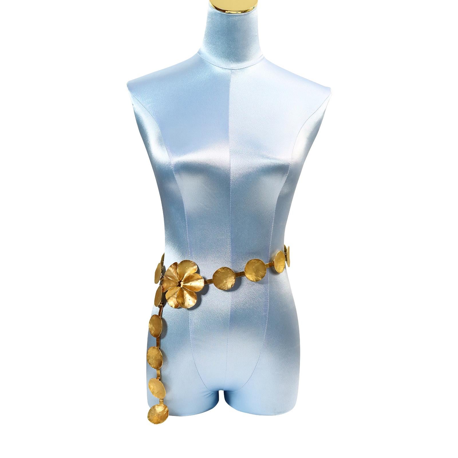  Sammlerstück Dior Vergoldete Blume und Scheiben Halskette oder Gürtel Circa 2000er Jahre im Zustand „Gut“ im Angebot in New York, NY