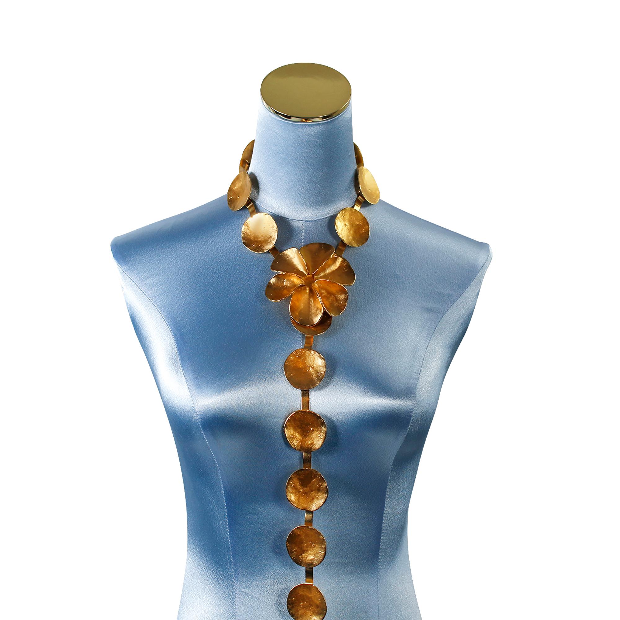 Collar o cinturón de flores y discos dorados Dior de colección Circa años 2000 en Bueno estado para la venta en New York, NY