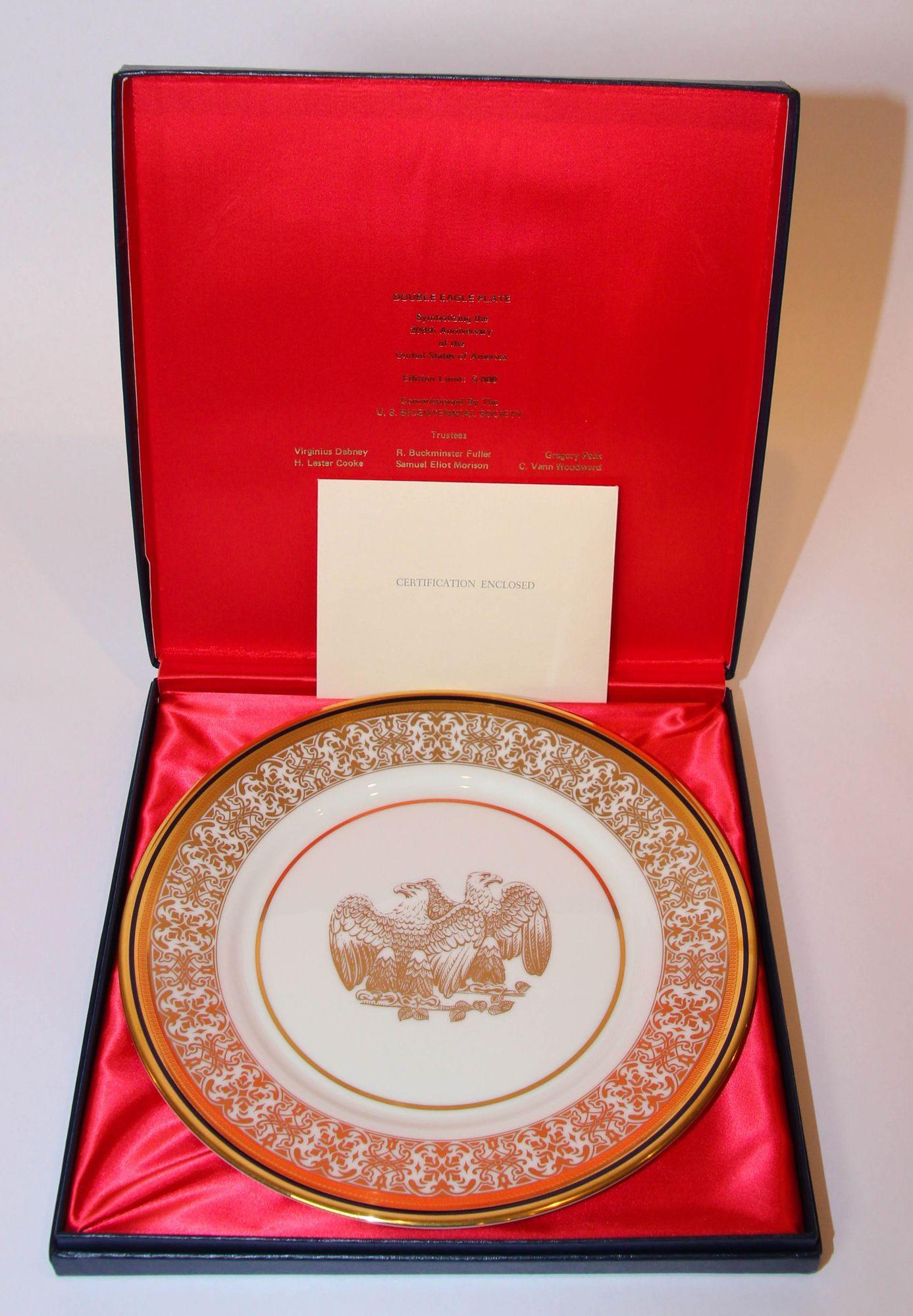 Plaque US Mint Bicentennial Double Eagle symbolisant les 200 ans des États-Unis.
Il est fabriqué en porcelaine fine avec de l'or 24k dans une boîte bleu cobalt ; il est livré dans une boîte bleu marine avec le double aigle en or au centre de