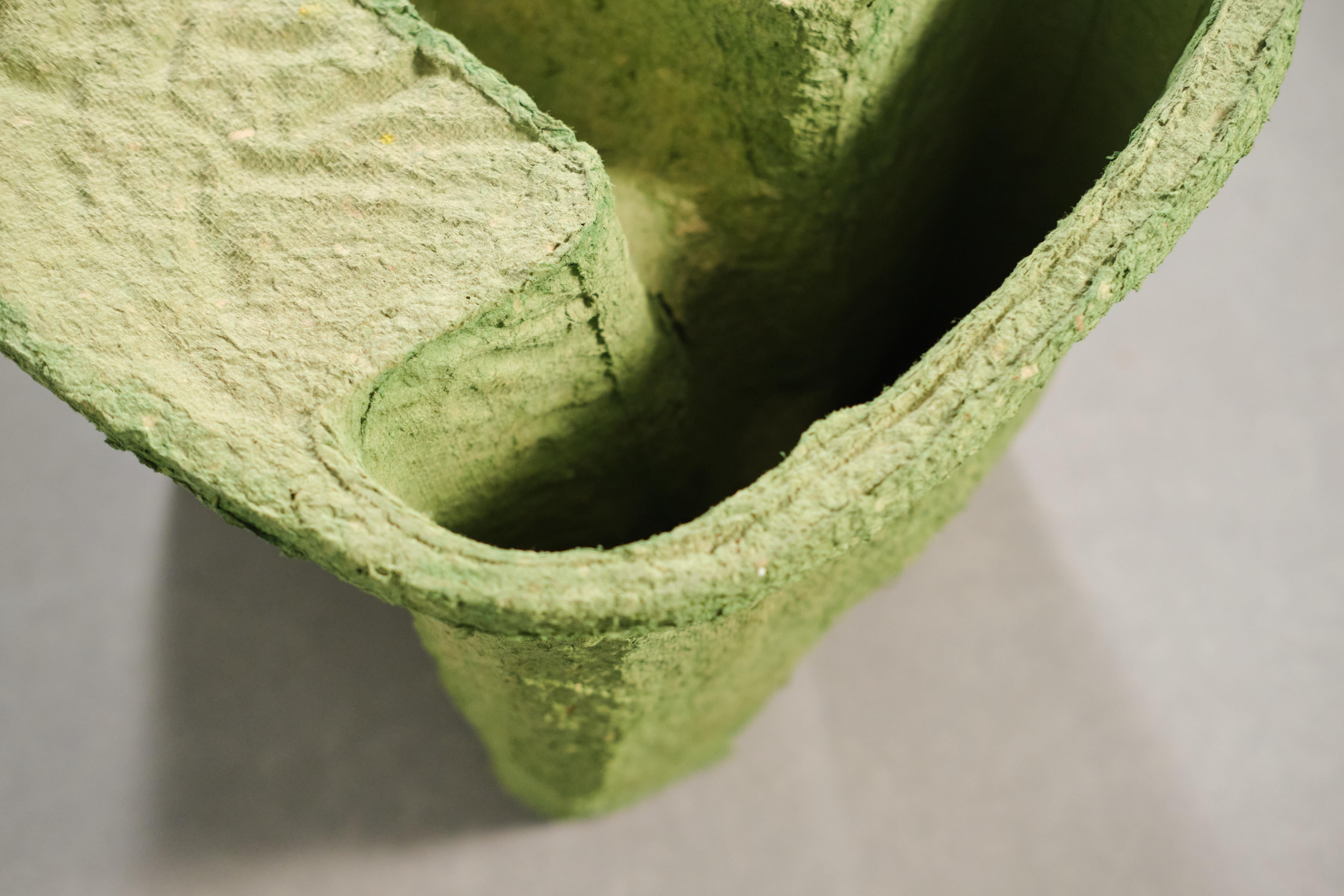 sgabello verde da collezione realizzato con polpa di carta riciclata da Lagranja Design in vendita 4