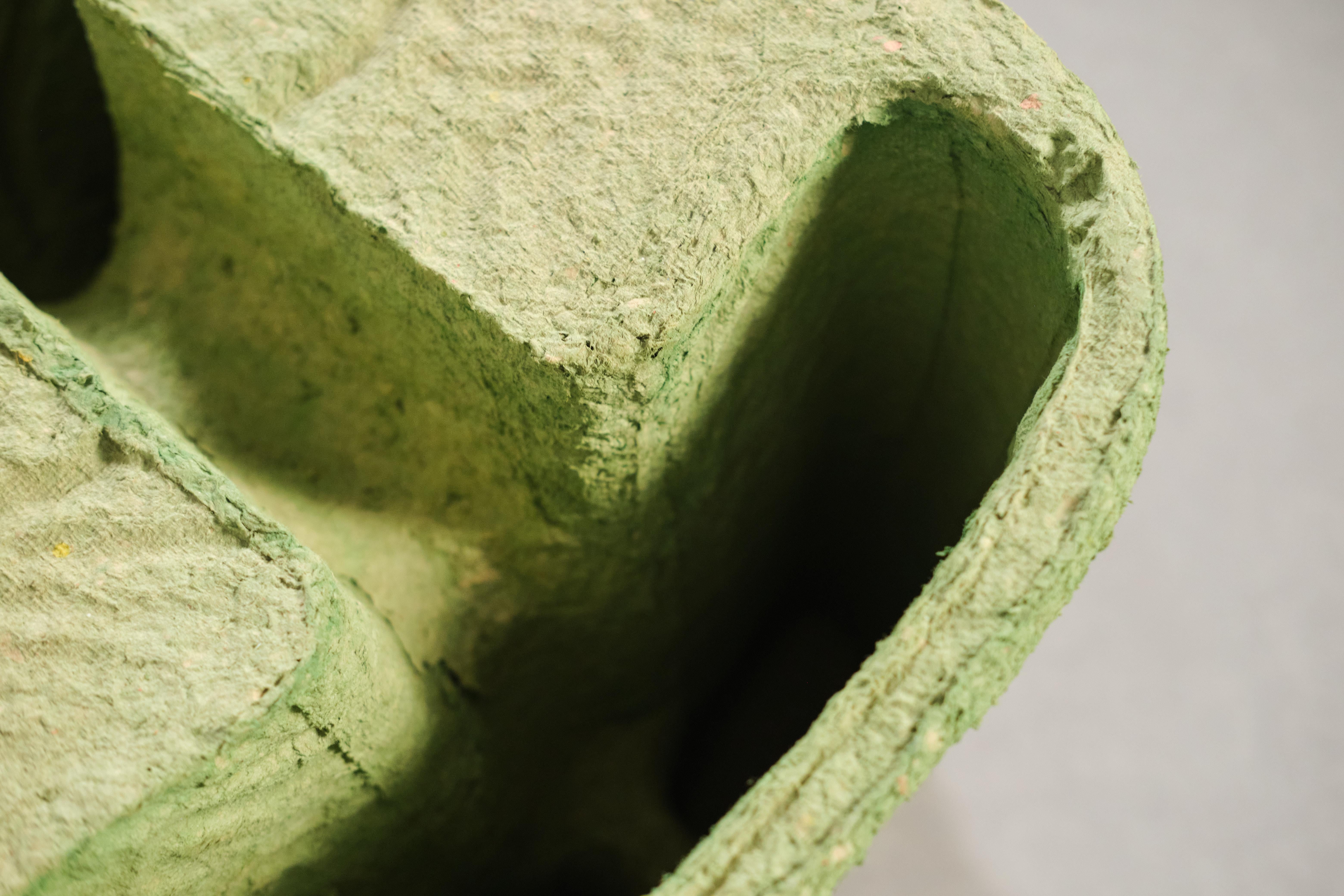 sgabello verde da collezione realizzato con polpa di carta riciclata da Lagranja Design in vendita 5