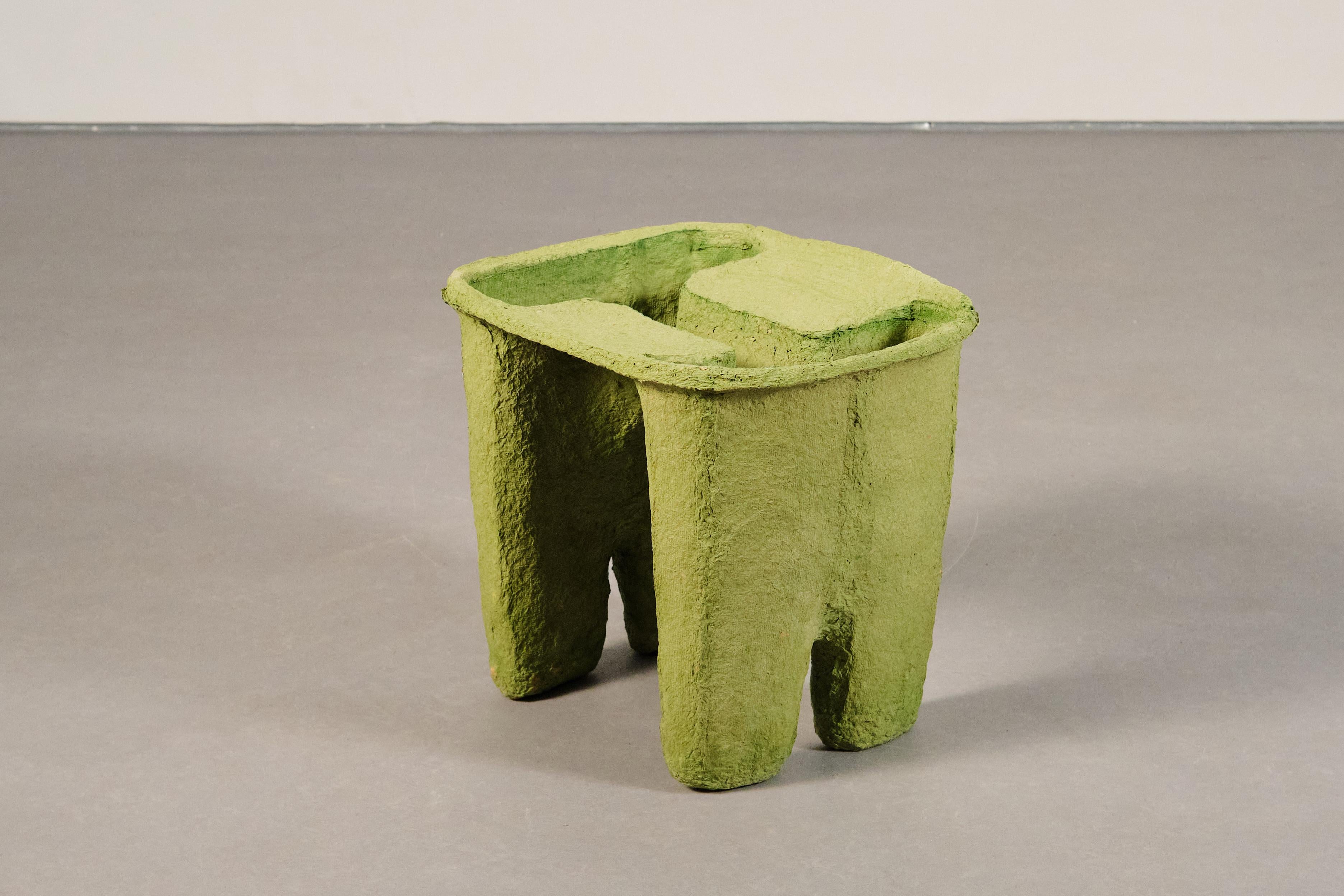 Spagnolo sgabello verde da collezione realizzato con polpa di carta riciclata da Lagranja Design in vendita