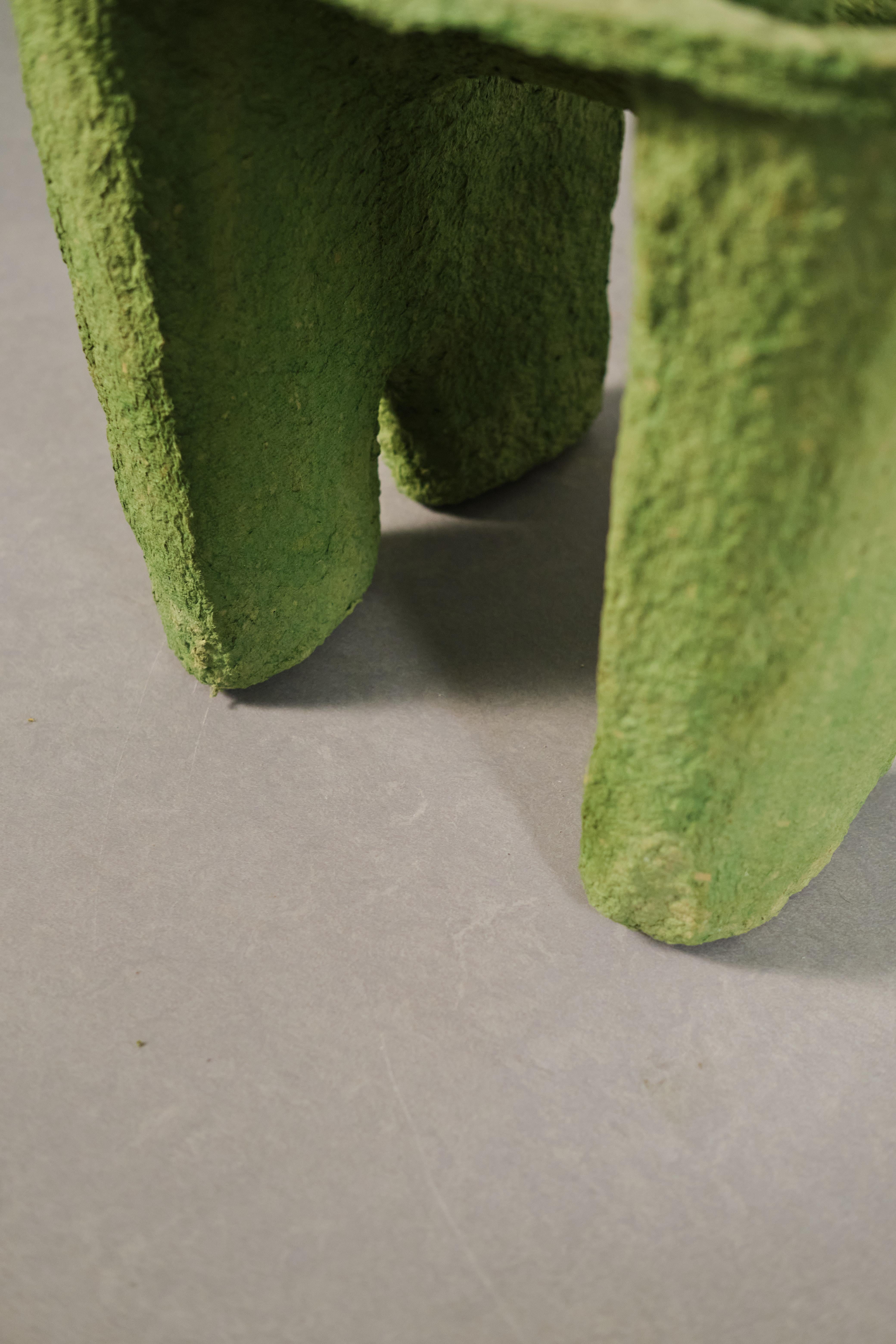 Carta sgabello verde da collezione realizzato con polpa di carta riciclata da Lagranja Design in vendita