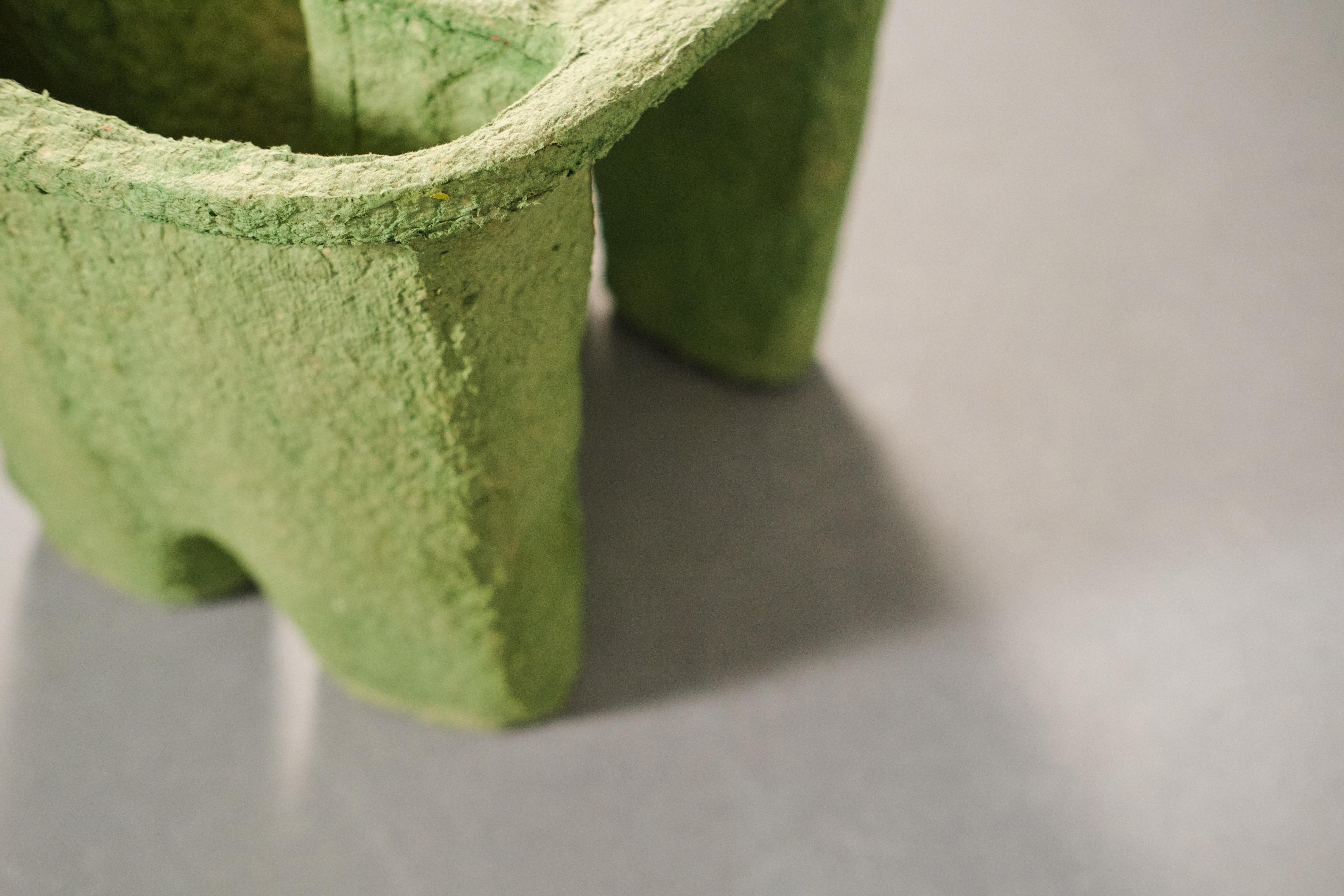 sgabello verde da collezione realizzato con polpa di carta riciclata da Lagranja Design in vendita 1