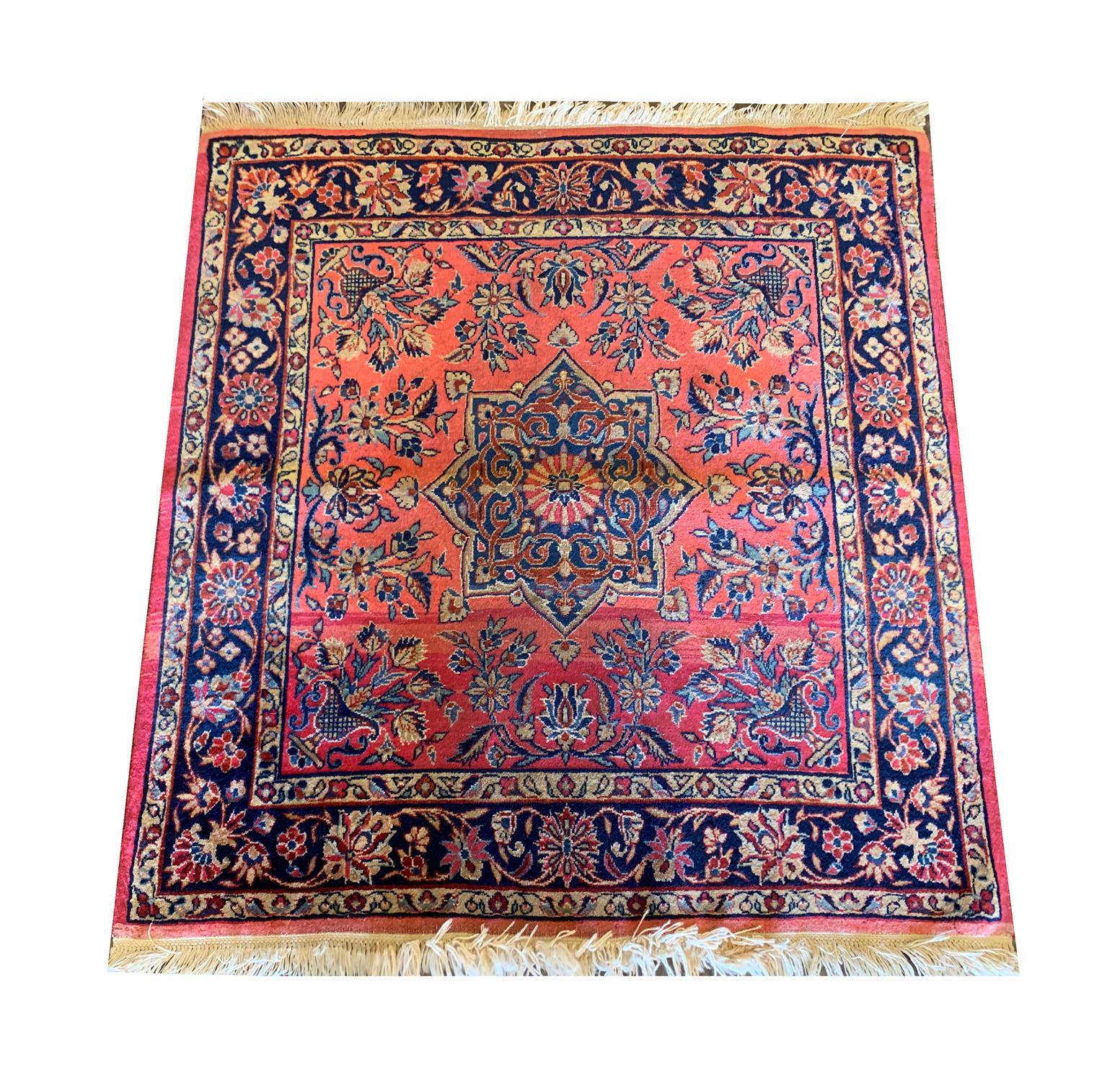 Dieser Teppich aus feiner Wolle wurde in den 1880er Jahren in der Türkei handgeknüpft, wobei die Materialien aus der Region stammen. Das zentrale Muster wurde auf einem rostfarbenen Hintergrund mit einem großen Medaillon gewebt; Blumen und Blätter