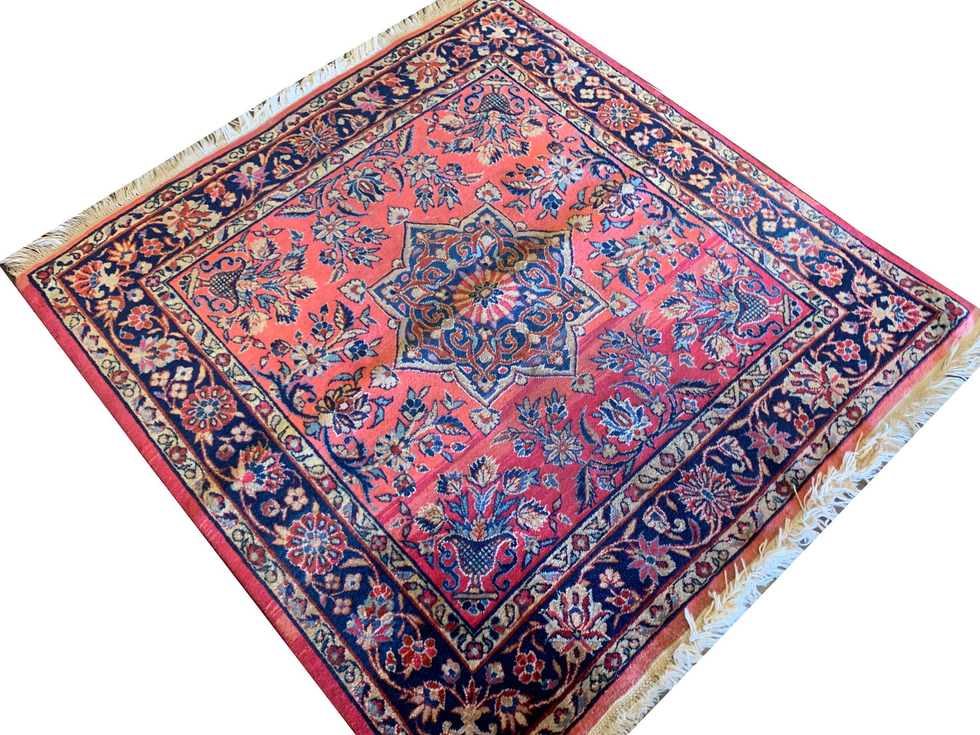 Handgewebter antiker Teppich aus rostfarbener Wolle, quadratischer Teppich, Sammlerstück (Barock) im Angebot