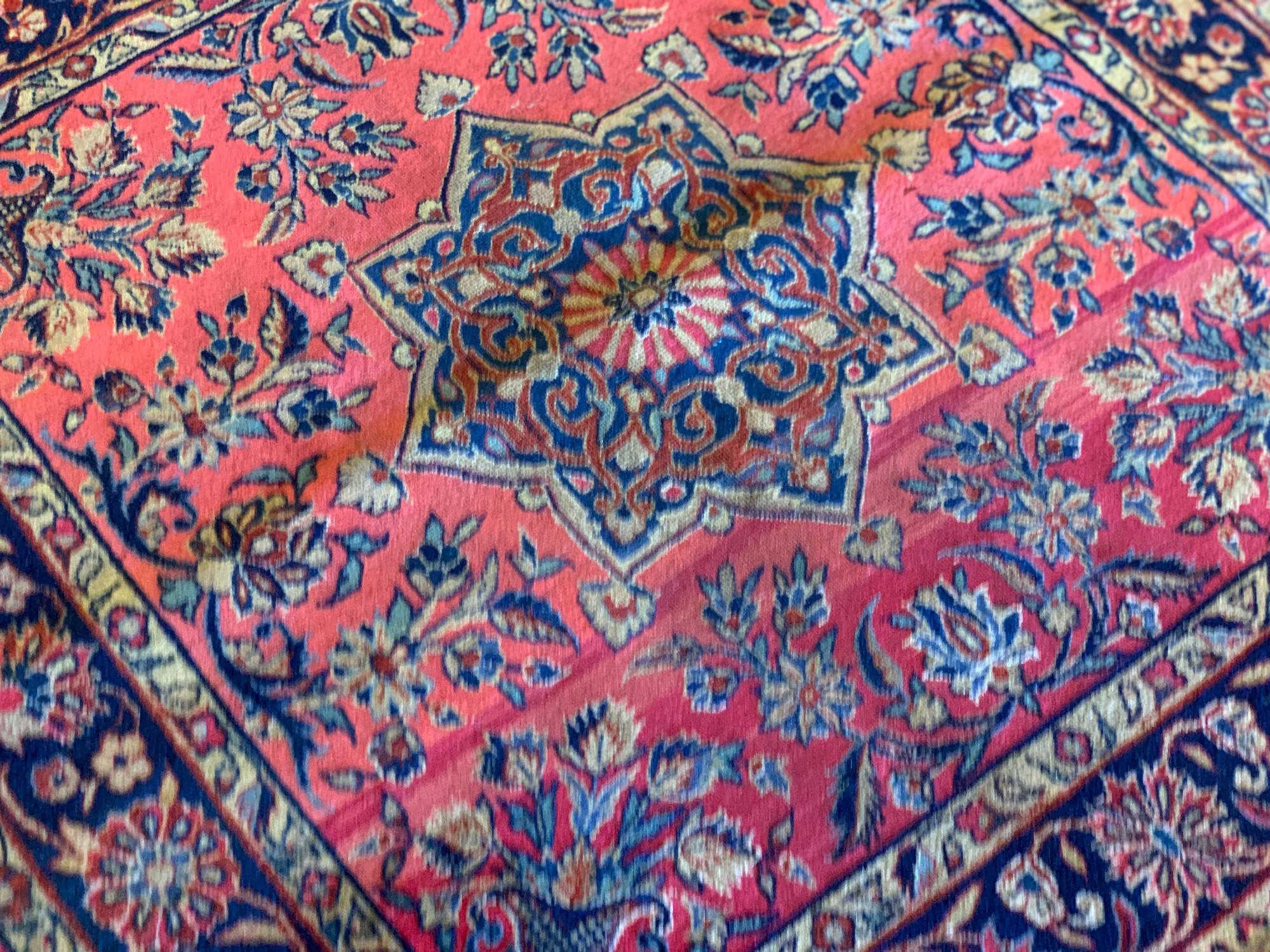 Handgewebter antiker Teppich aus rostfarbener Wolle, quadratischer Teppich, Sammlerstück (Türkisch) im Angebot