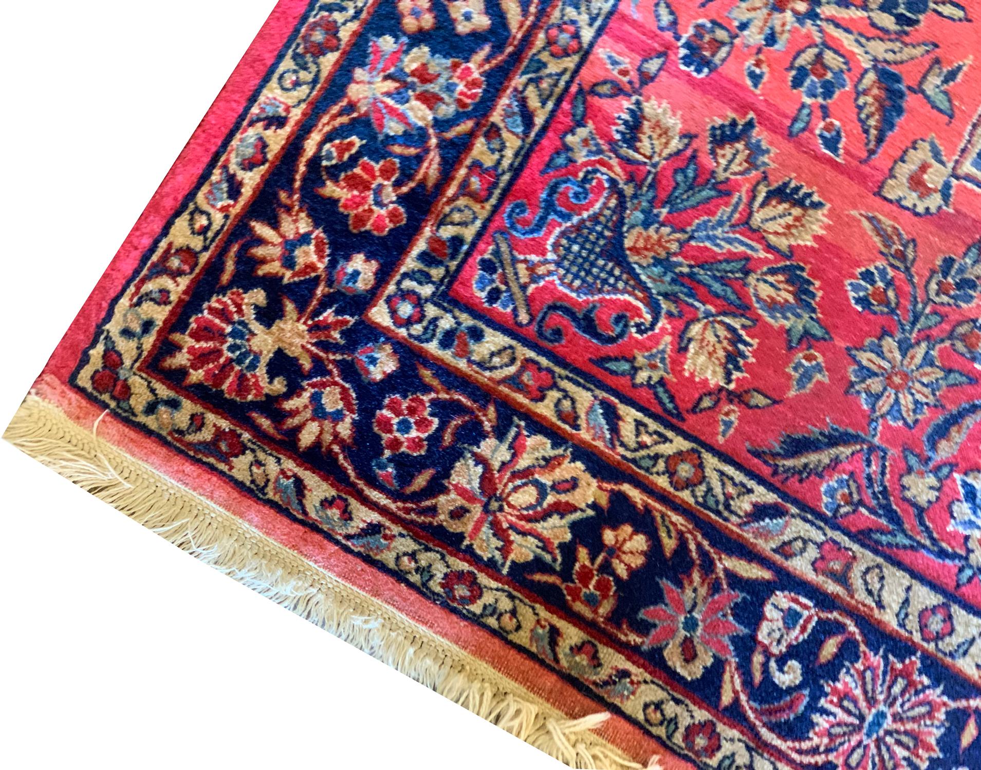 Handgewebter antiker Teppich aus rostfarbener Wolle, quadratischer Teppich, Sammlerstück (Pflanzlich gefärbt) im Angebot