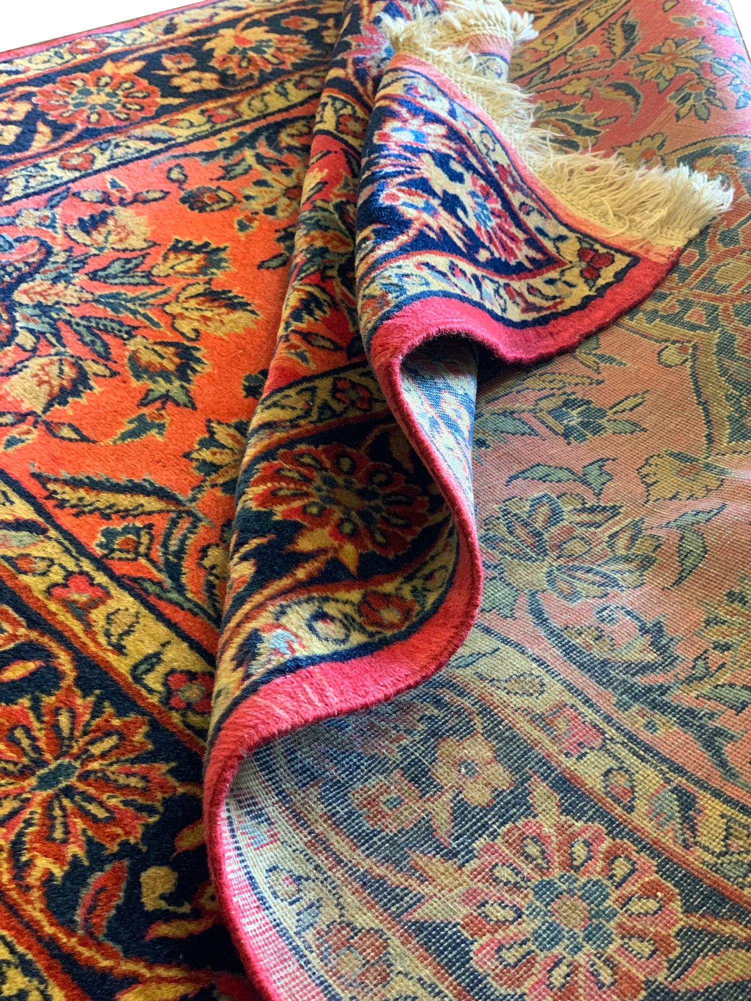 Handgewebter antiker Teppich aus rostfarbener Wolle, quadratischer Teppich, Sammlerstück (Spätes 19. Jahrhundert) im Angebot
