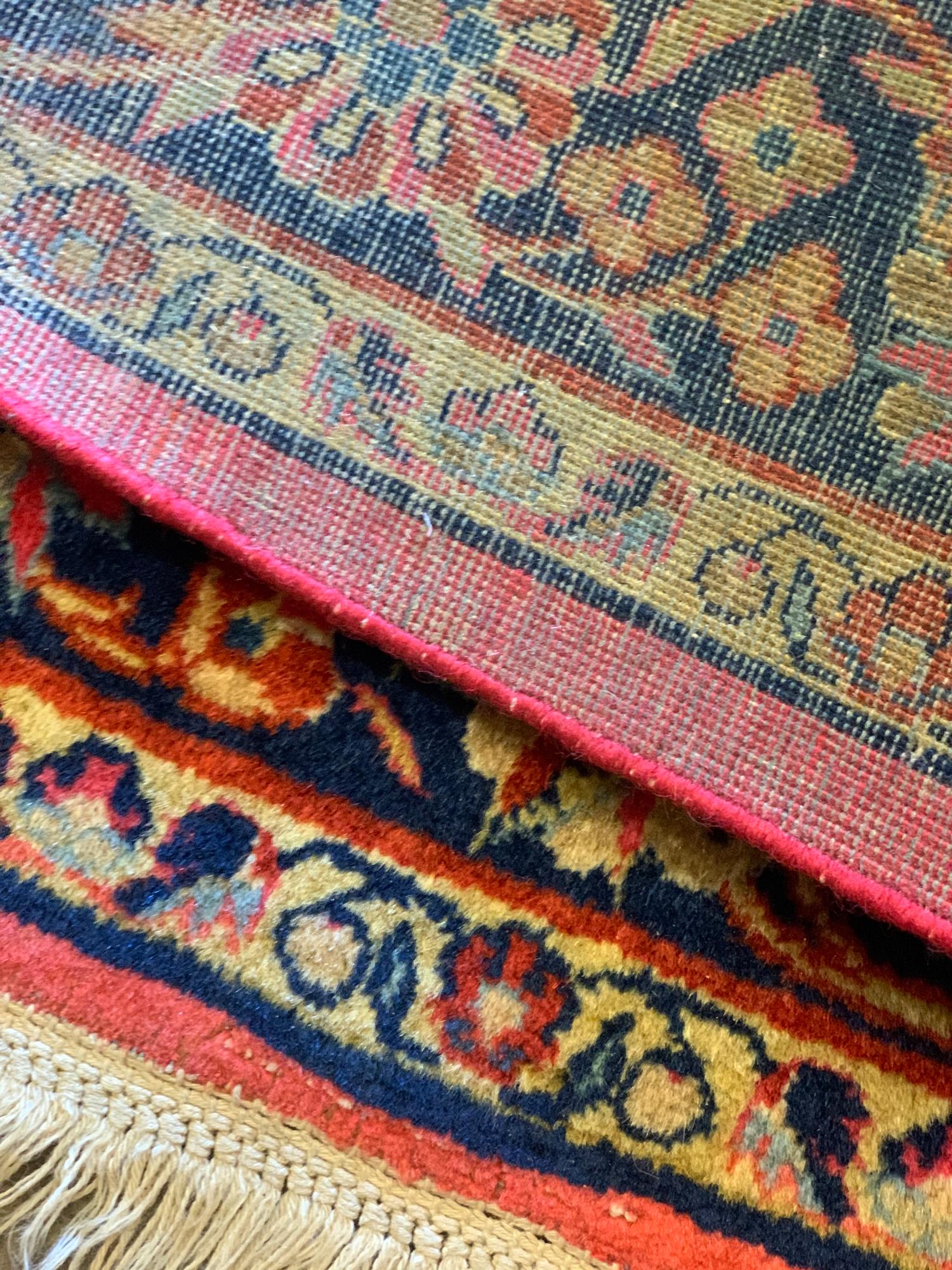 Handgewebter antiker Teppich aus rostfarbener Wolle, quadratischer Teppich, Sammlerstück im Angebot 1