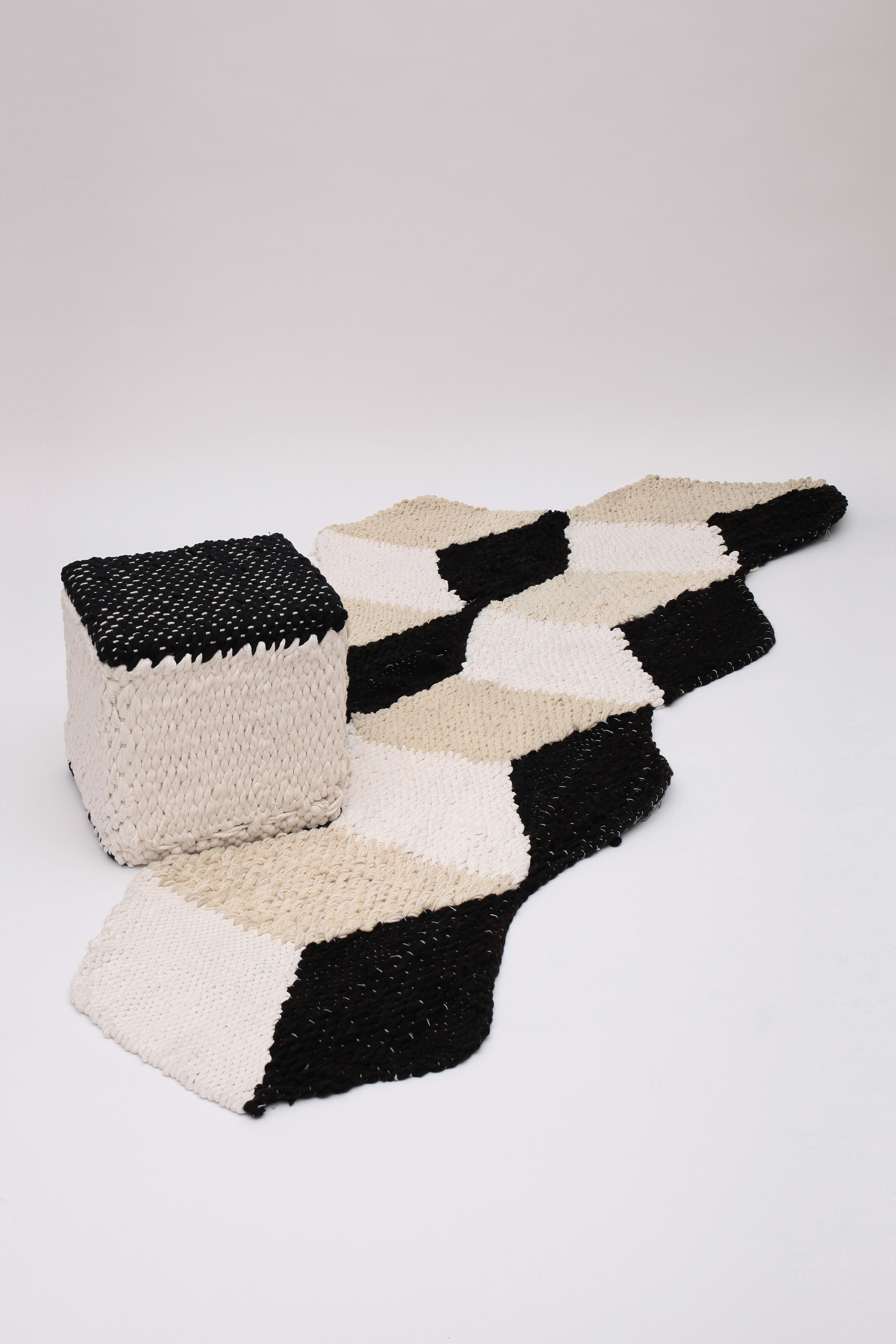 Ispirato ad Andrée Putman, un'icona del design francese, questo pezzo tessile da collezione rende omaggio al suo approccio audace e visionario agli interni. Putman una volta disse: 