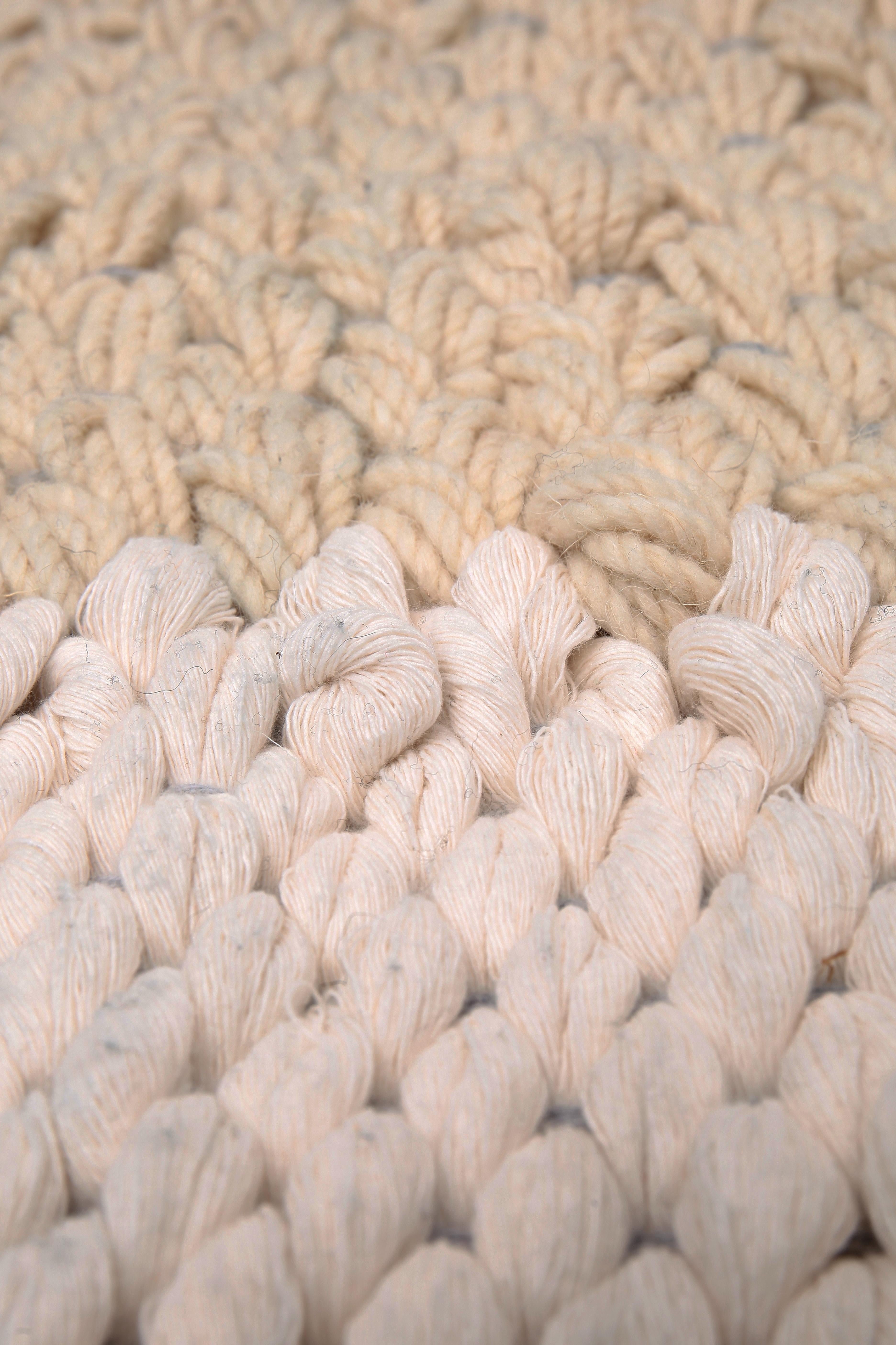 Spagnolo Tessuti da collezione - 'Il tappeto e il pouf Courage' di Mariadela Araujo in vendita