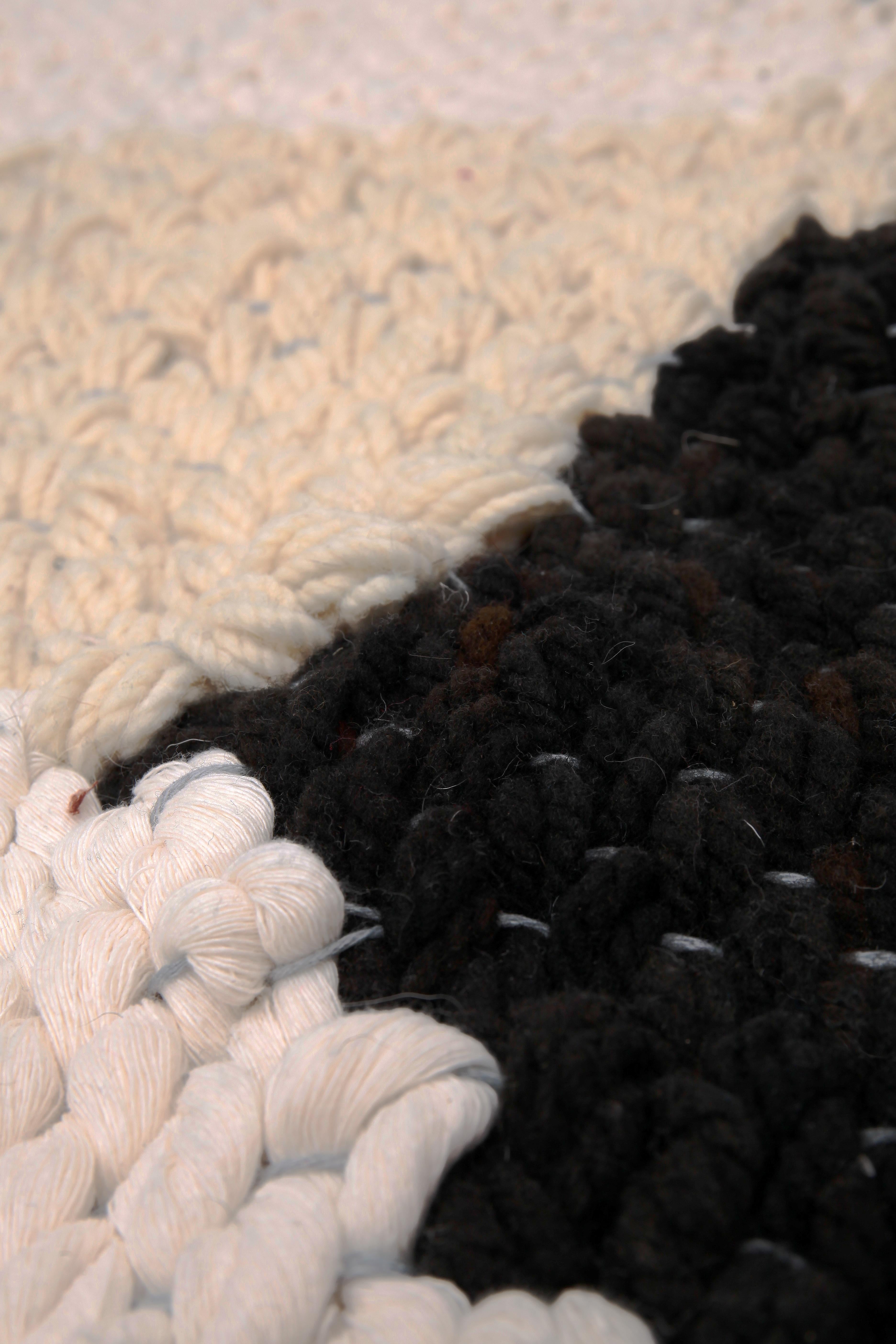 Tessuto a mano Tessuti da collezione - 'Il tappeto e il pouf Courage' di Mariadela Araujo in vendita