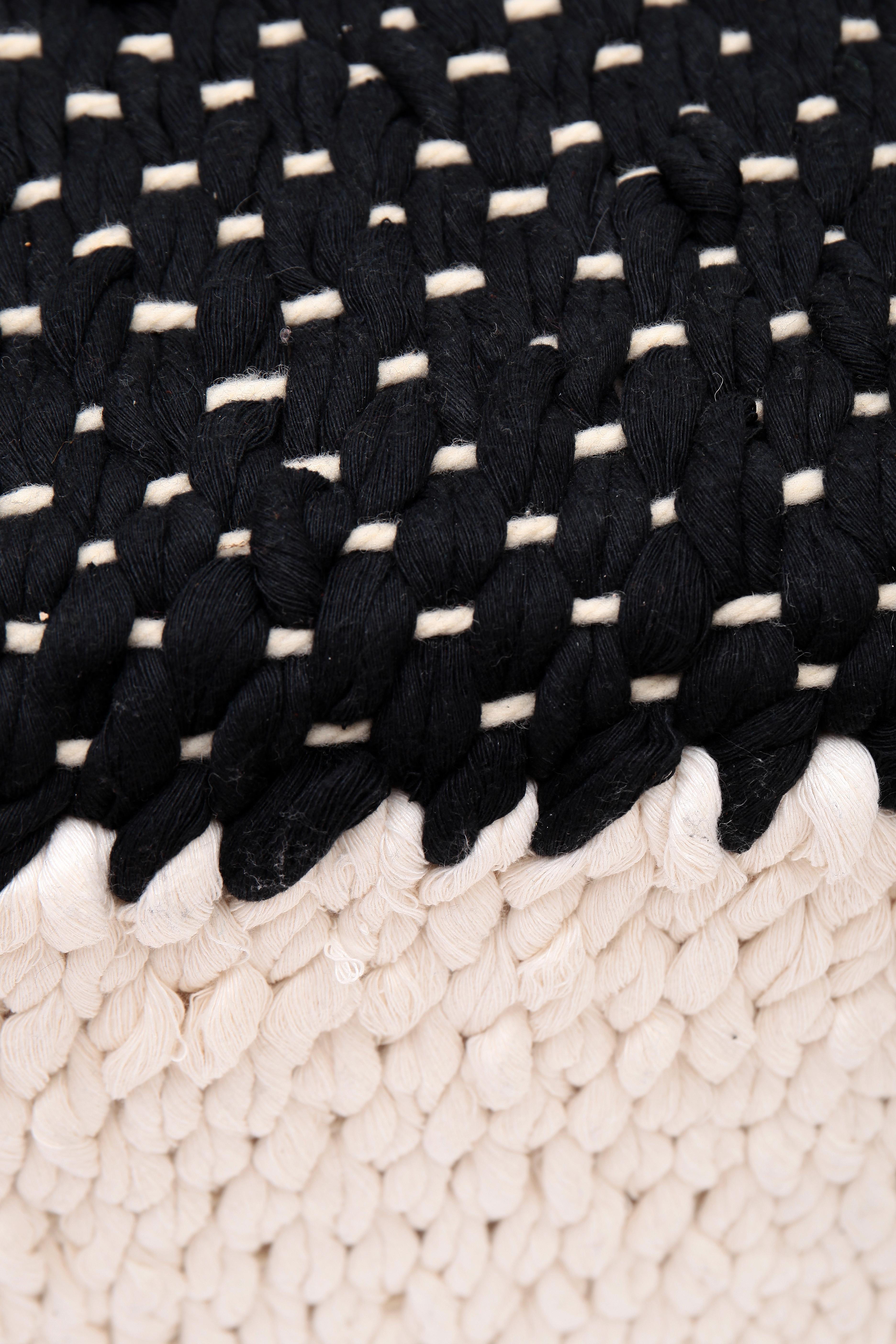 Tessuti da collezione - 'Il tappeto e il pouf Courage' di Mariadela Araujo In condizioni Nuovo in vendita a Barcelona, ES