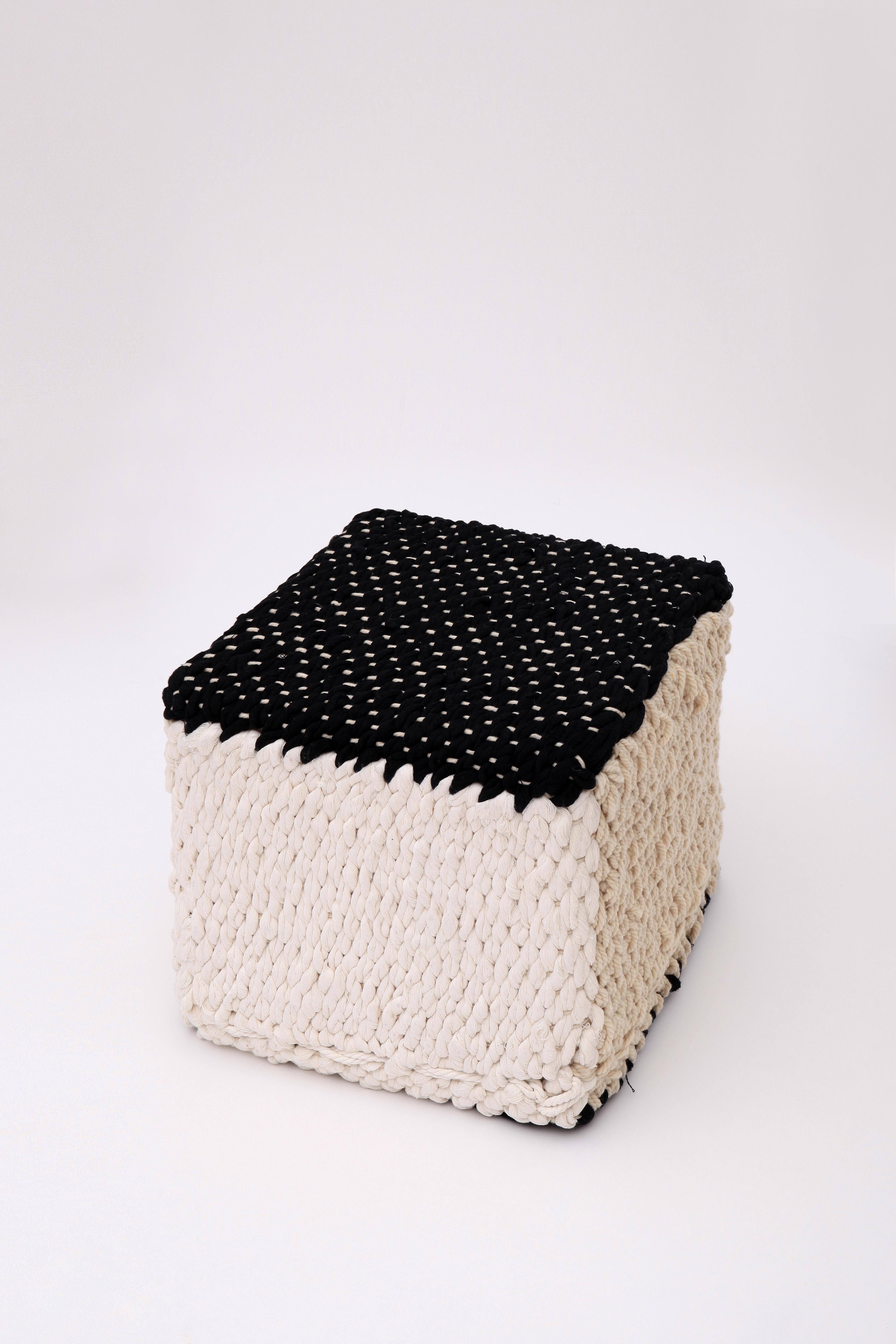 XXI secolo e contemporaneo Tessuti da collezione - 'Il tappeto e il pouf Courage' di Mariadela Araujo in vendita