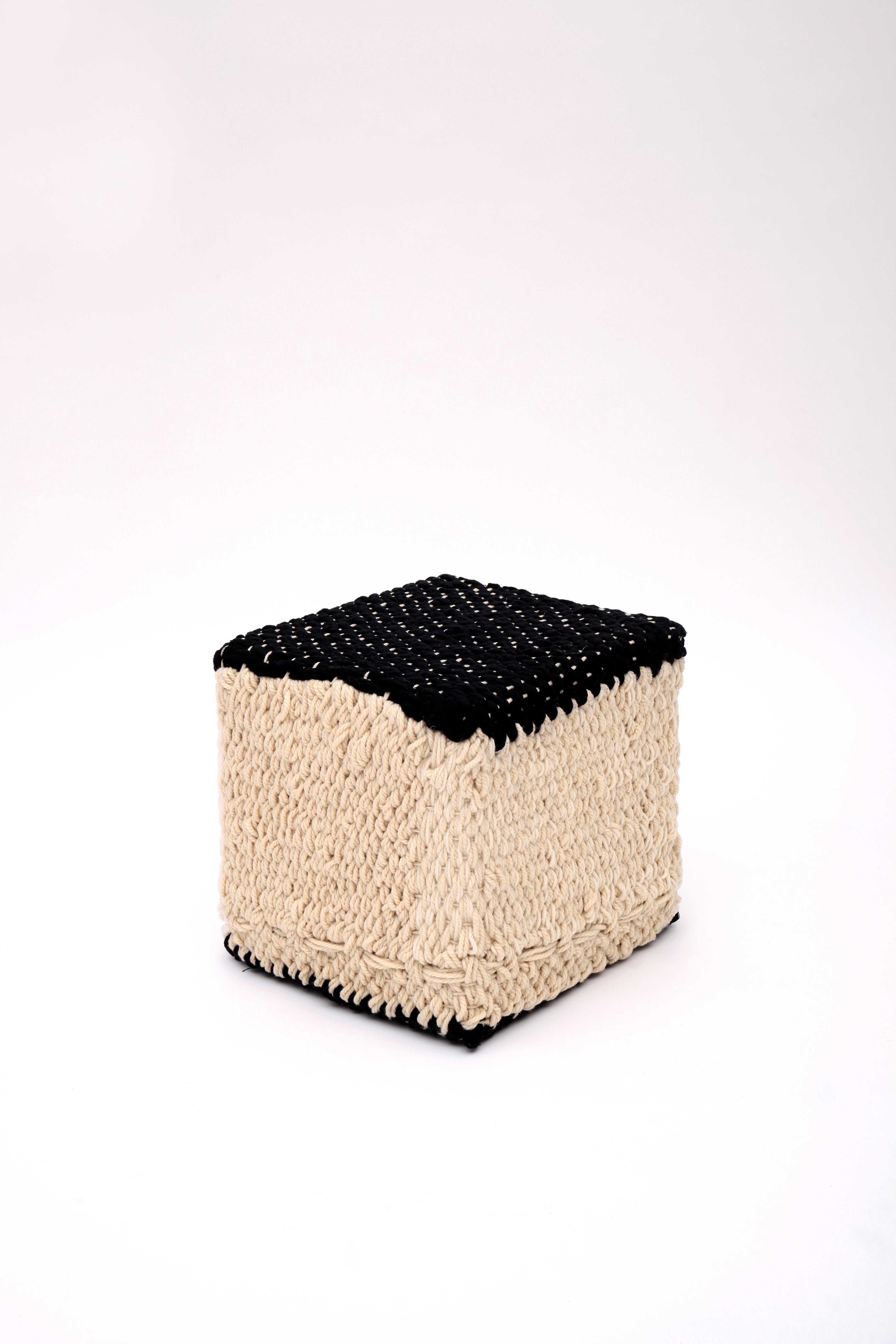 Lana Tessuti da collezione - 'Il tappeto e il pouf Courage' di Mariadela Araujo in vendita