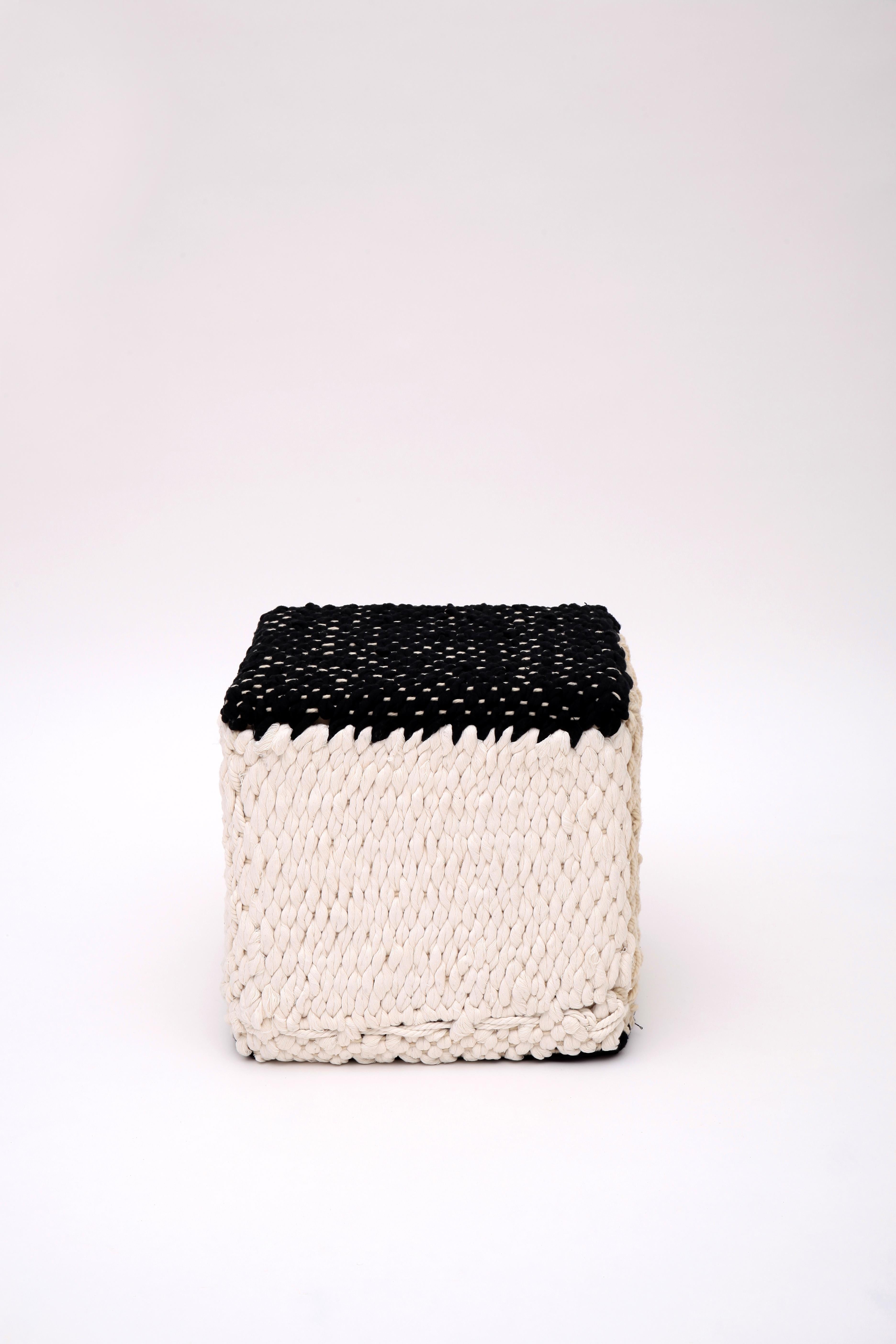 Tessuti da collezione - 'Il tappeto e il pouf Courage' di Mariadela Araujo in vendita 1