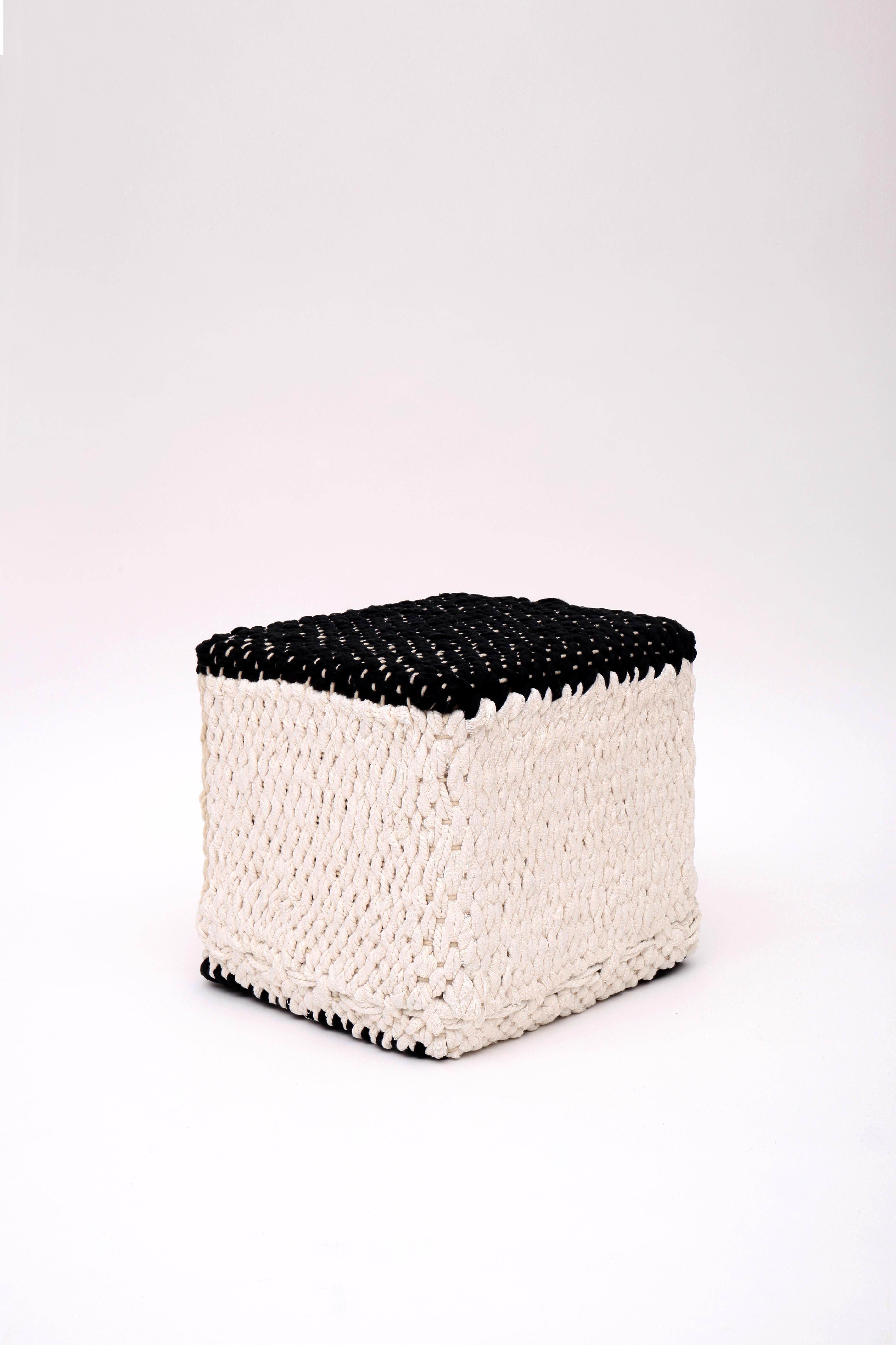 Tessuti da collezione - 'Il tappeto e il pouf Courage' di Mariadela Araujo in vendita 2