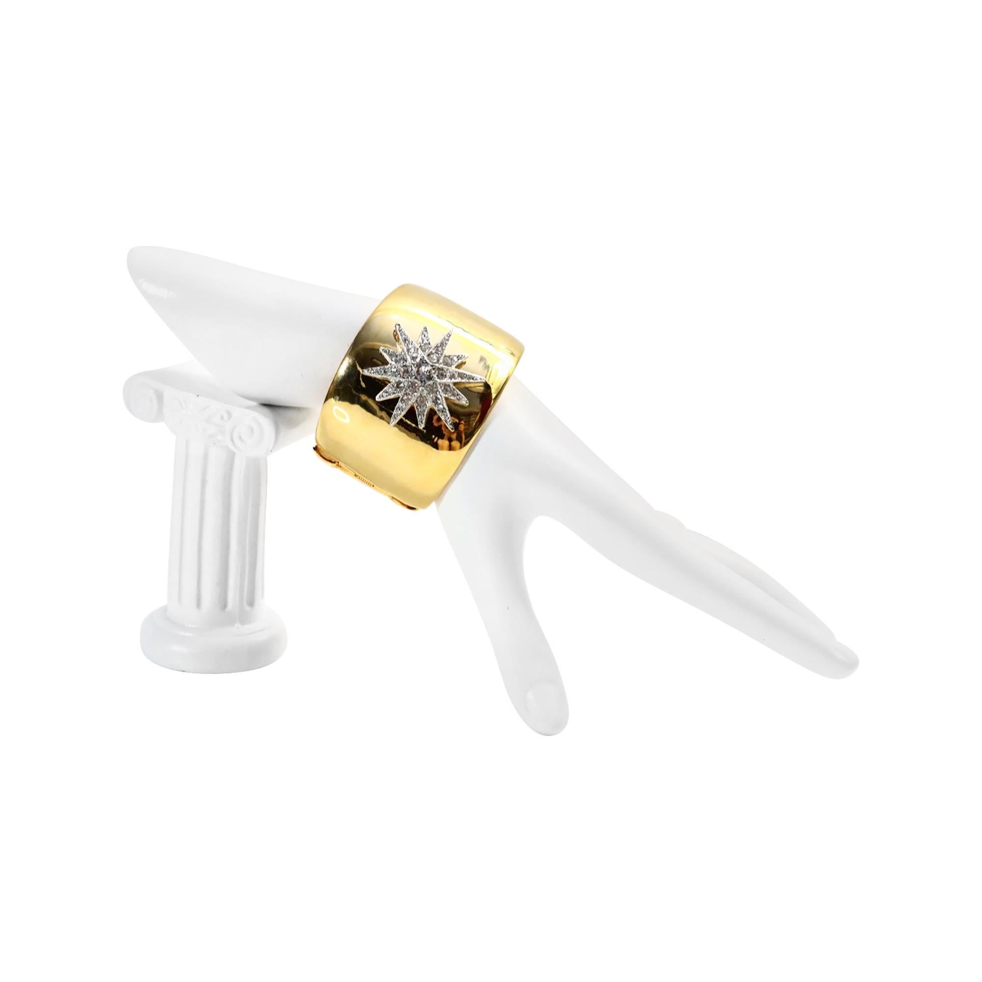 Brazalete de oro de colección KJL con estrella de cristal plateado Circa 2000s. Esta es la pulsera más chic. Me recuerda al look Chanel, en el que aparecen dos. Tiene un aspecto dorado brillante con una estrella de diamantes plateada en la parte