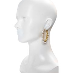 Orecchini a cerchio in oro KJL con perle finte, design chic, circa anni 2000