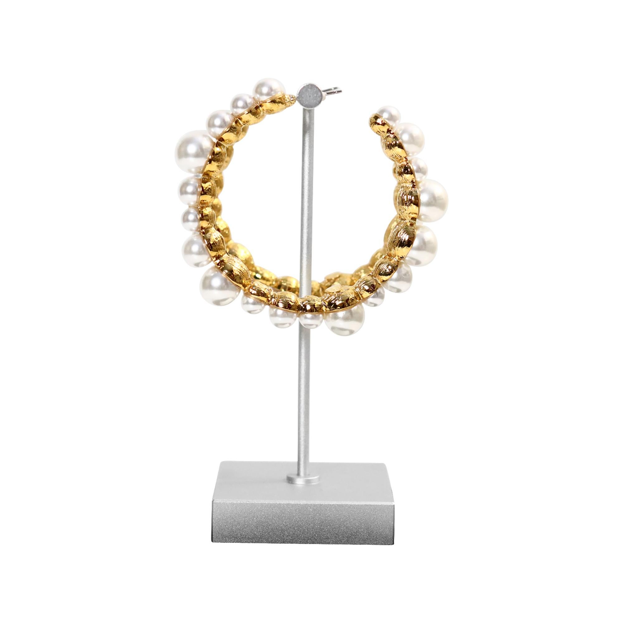 Sammlerstücke KJL Goldcreolen mit Kunstperlen Circa 2000er Jahre im Angebot 2