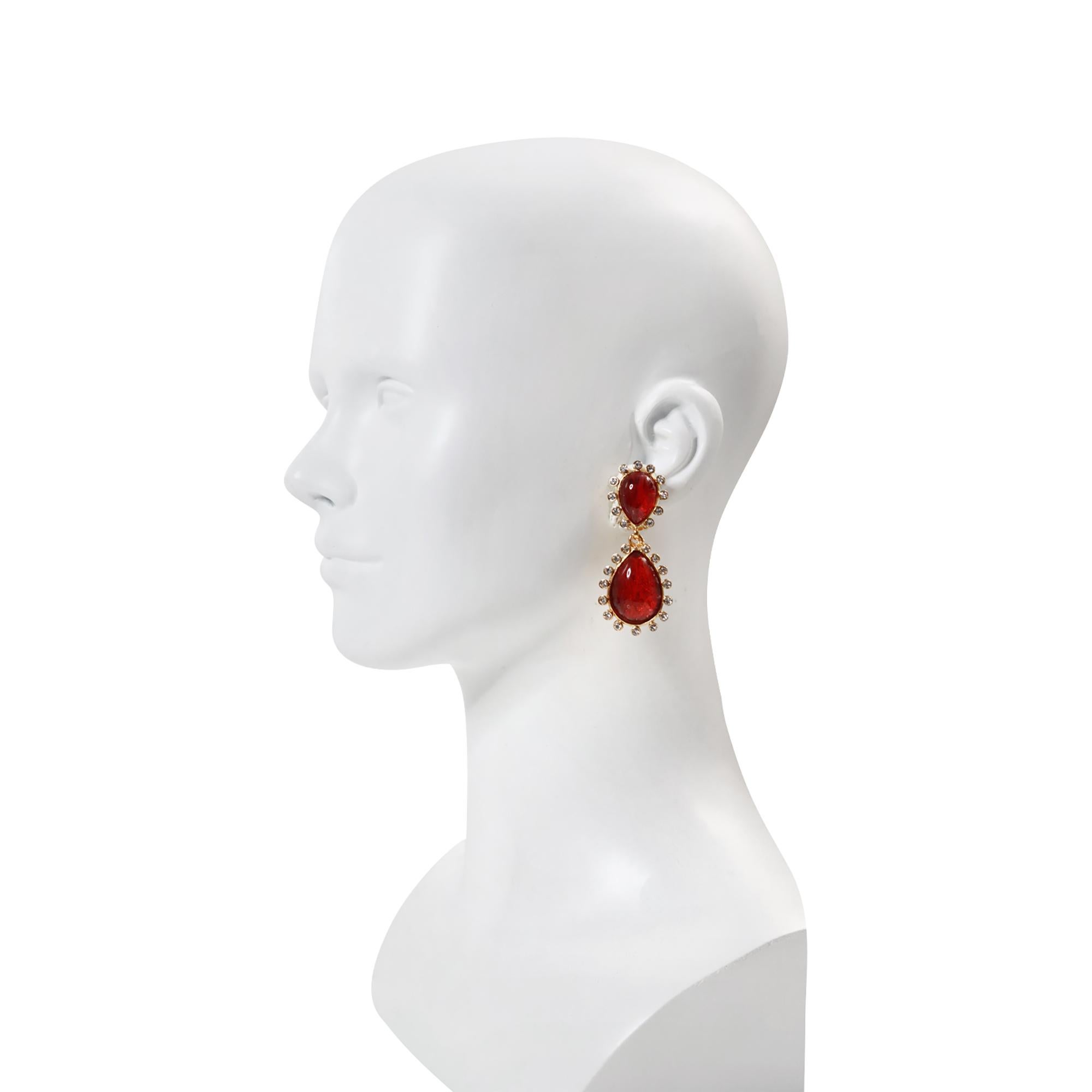 Moderno KJL da collezione in oro con diamante a goccia in resina rossa, circa anni 2000 in vendita
