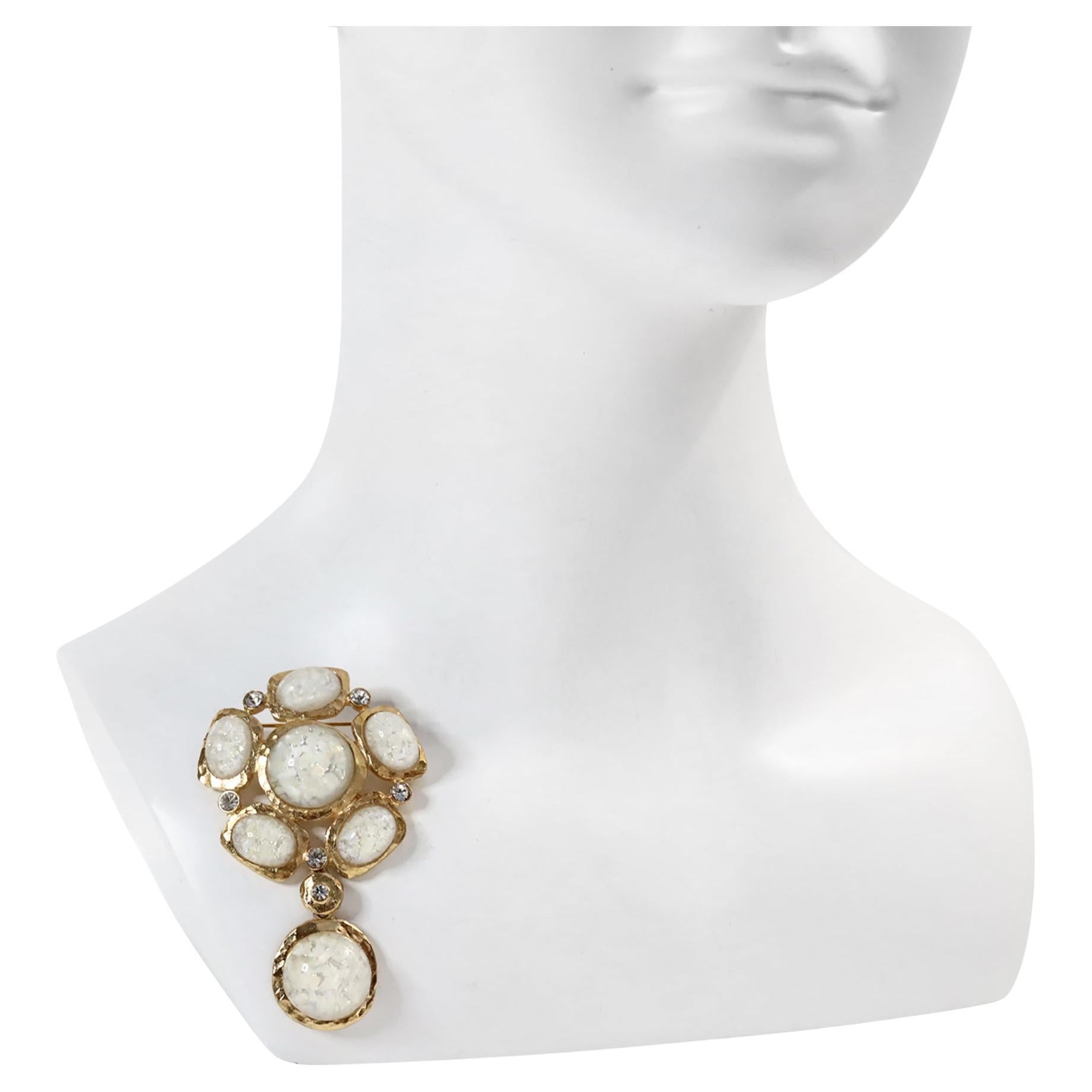 Spilla da collezione KJL in oro martellato con cabochon di opale, circa anni 2000