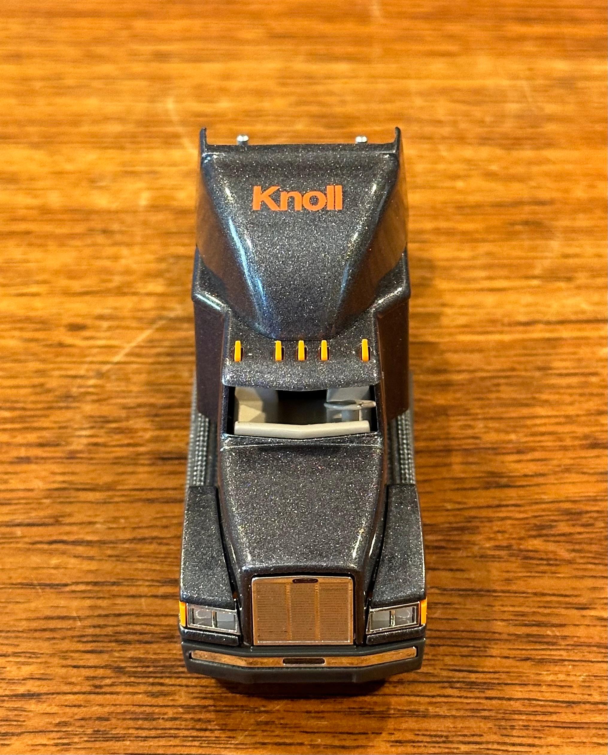 Sammlerstück „Knoll“ Tractor Trailer Truck Spielzeug mit Originalverpackung von Winross USA im Angebot 3