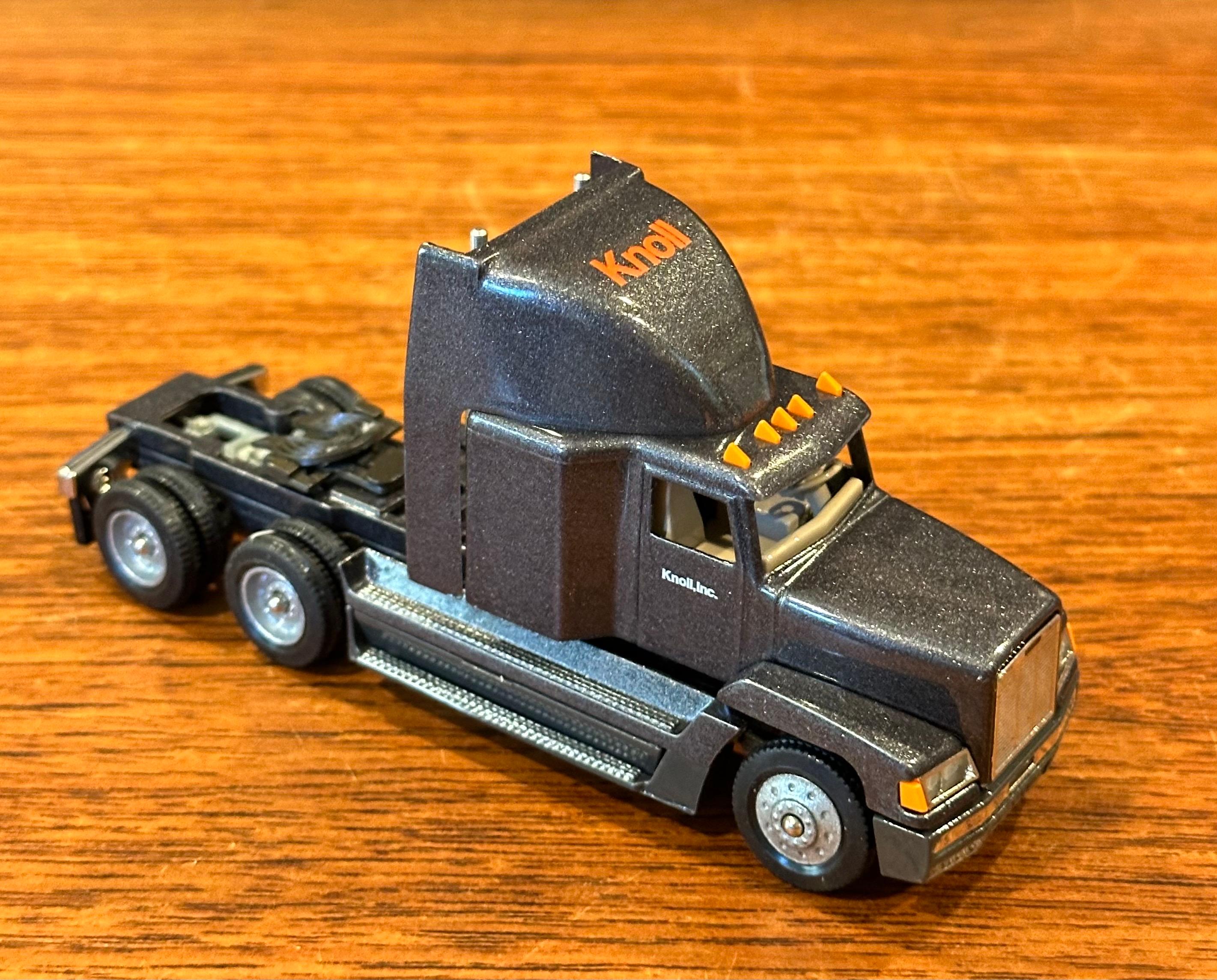 Sammlerstück „Knoll“ Tractor Trailer Truck Spielzeug mit Originalverpackung von Winross USA im Angebot 4