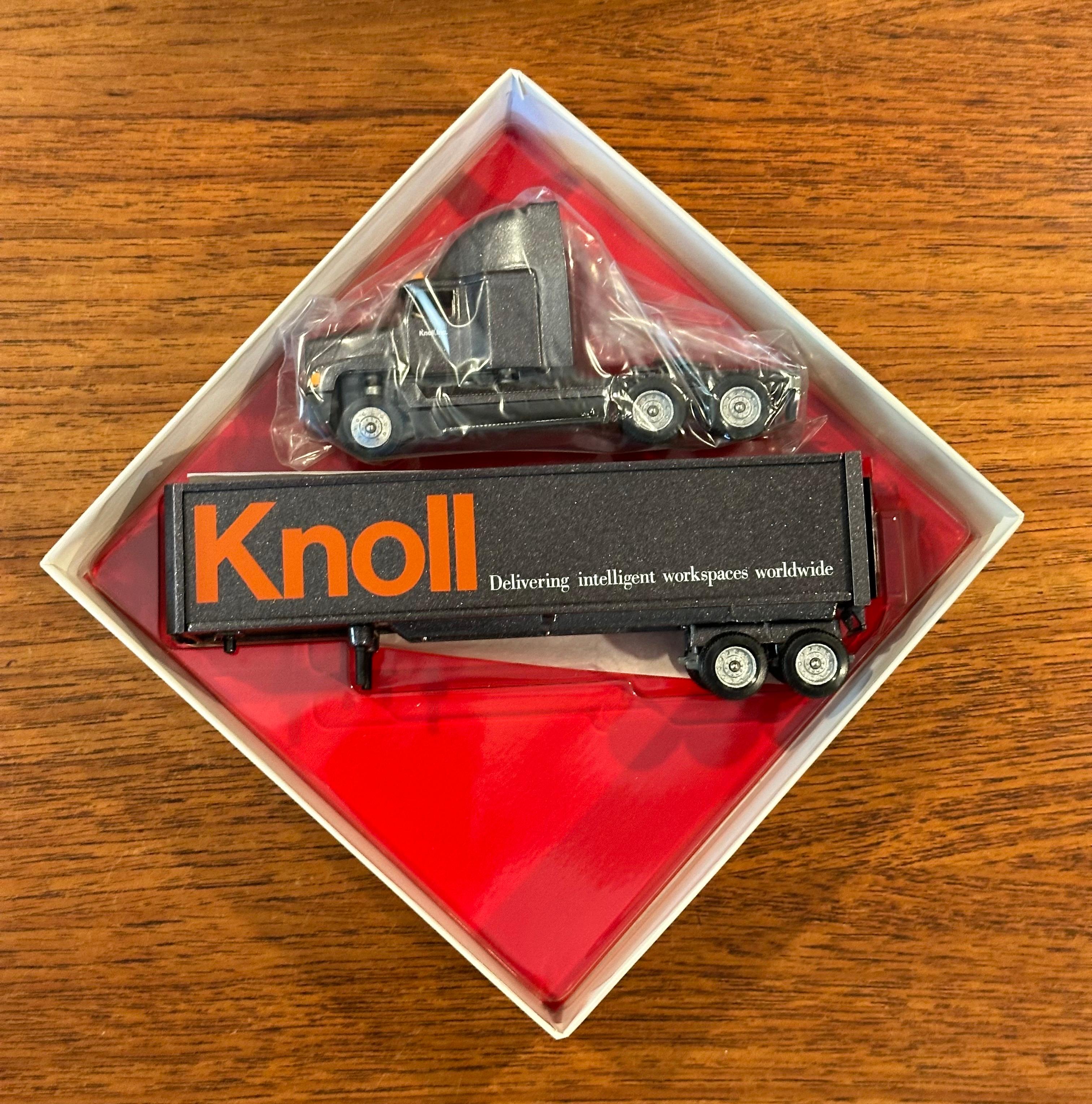 Sammlerstück „Knoll“ Tractor Trailer Truck Spielzeug mit Originalverpackung von Winross USA im Angebot 9