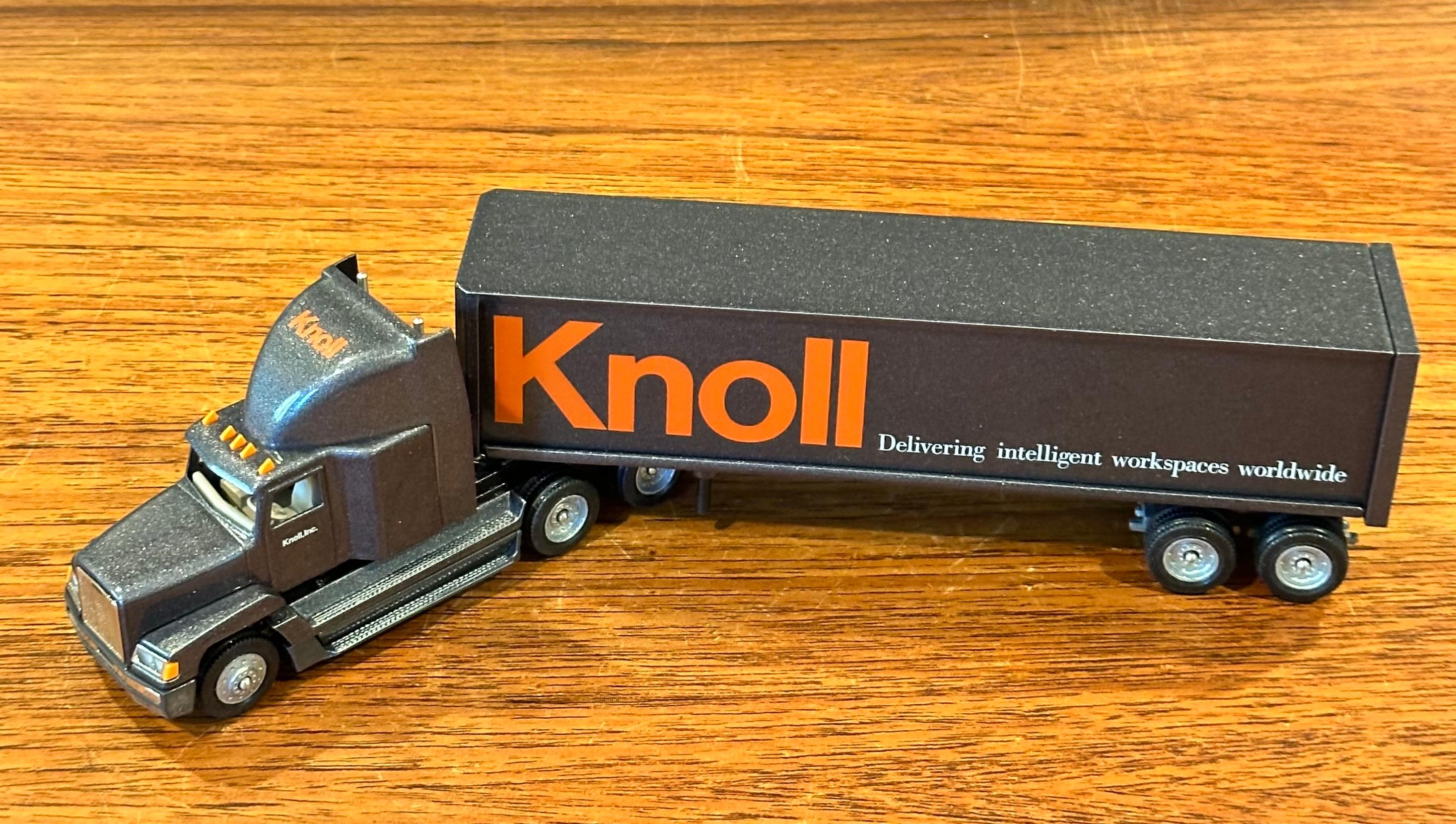 Sammlerstück „Knoll“ Tractor Trailer Truck Spielzeug mit Originalverpackung von Winross USA im Angebot 12