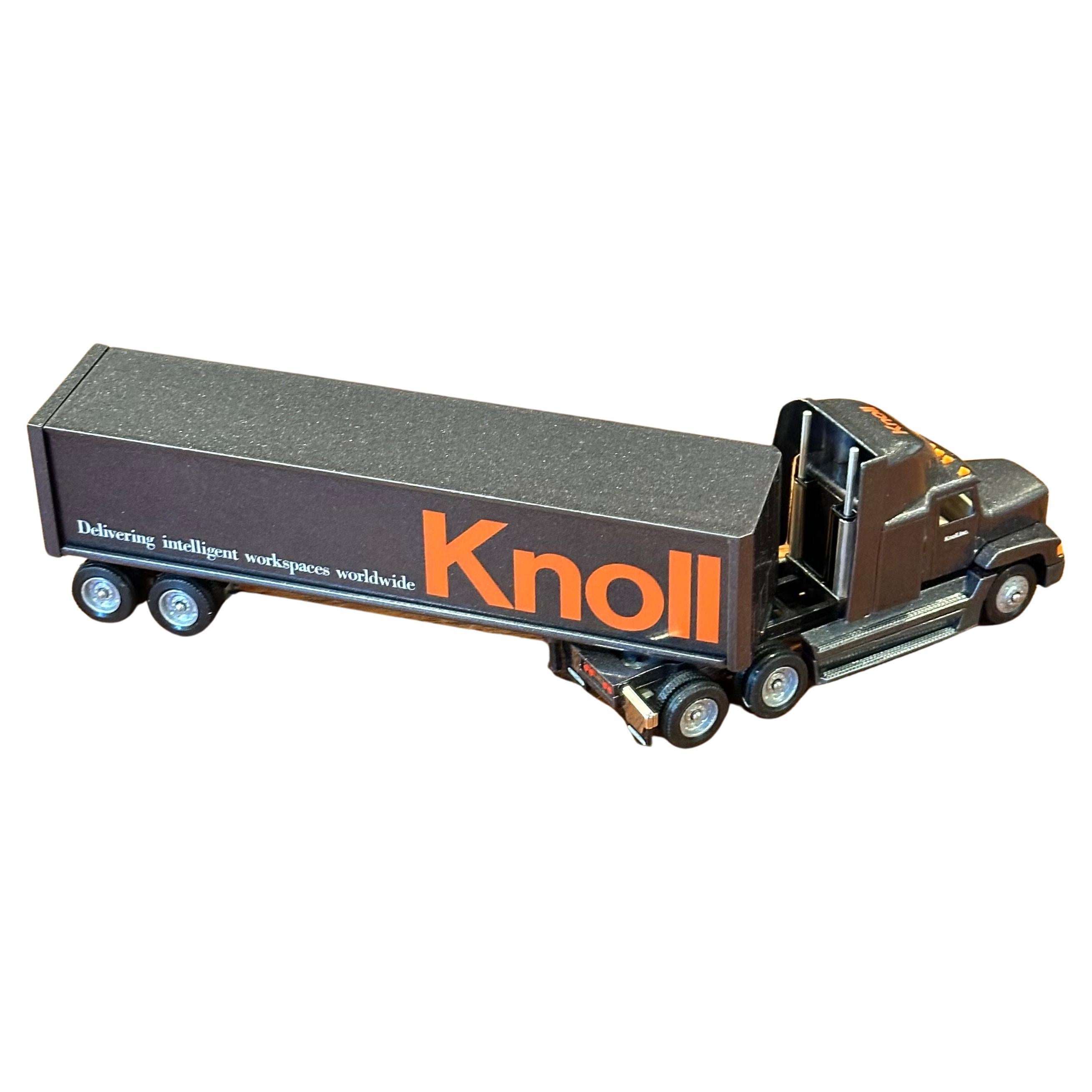 Sammlerstück „Knoll“ Tractor Trailer Truck Spielzeug mit Originalverpackung von Winross USA (Moderne der Mitte des Jahrhunderts) im Angebot